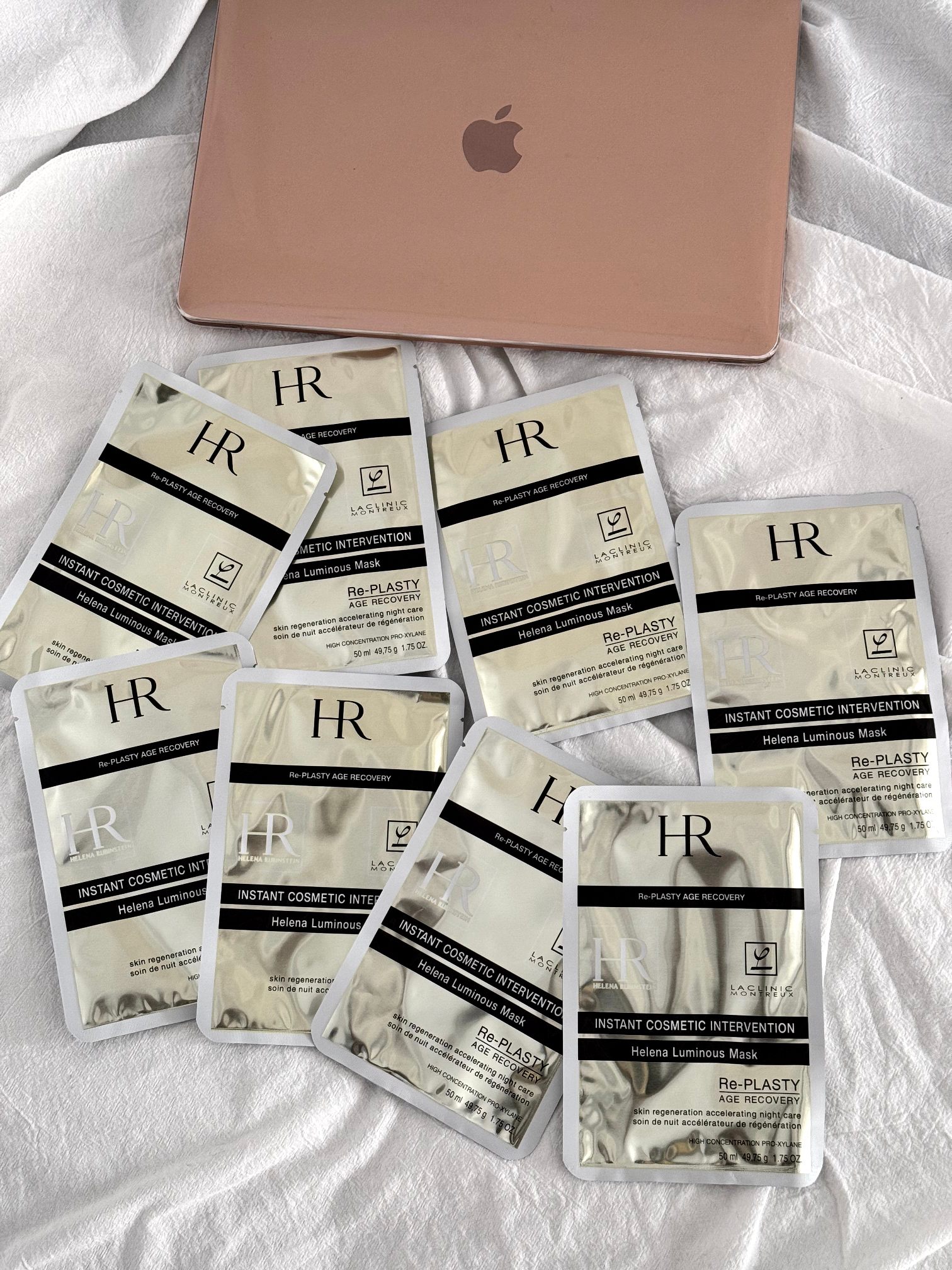 💰70!(一包10片)【HR赫莲娜黑绷带修复面膜10片装】掌柜重磅推荐给大家!正儿八经的渠D货源!买到即是赚到!每包都带独立海南免税包装袋+海口美兰机场免税店防伪贴,扫码可直接进入官网!!超值白菜价!就一批 !姐妹们!且抢且珍惜!
赫莲娜的修复面膜,打开膜布是超级薄很服站的质地,精华不是粘稠的,是那种流动性很强的水状精华,上脸瞬问感觉到清凉,整个皮肤得到了舒缓和镇静,因为膜布比较薄,加上袋子里余量的精华比较多,使用的时候可以持续把精华倒在脸上补充!
⚠️全部都是塑封包装❗️不支持拆封试用❗️塑封撕毁影响到二次销售不退不换❗️敬请谅解‼️