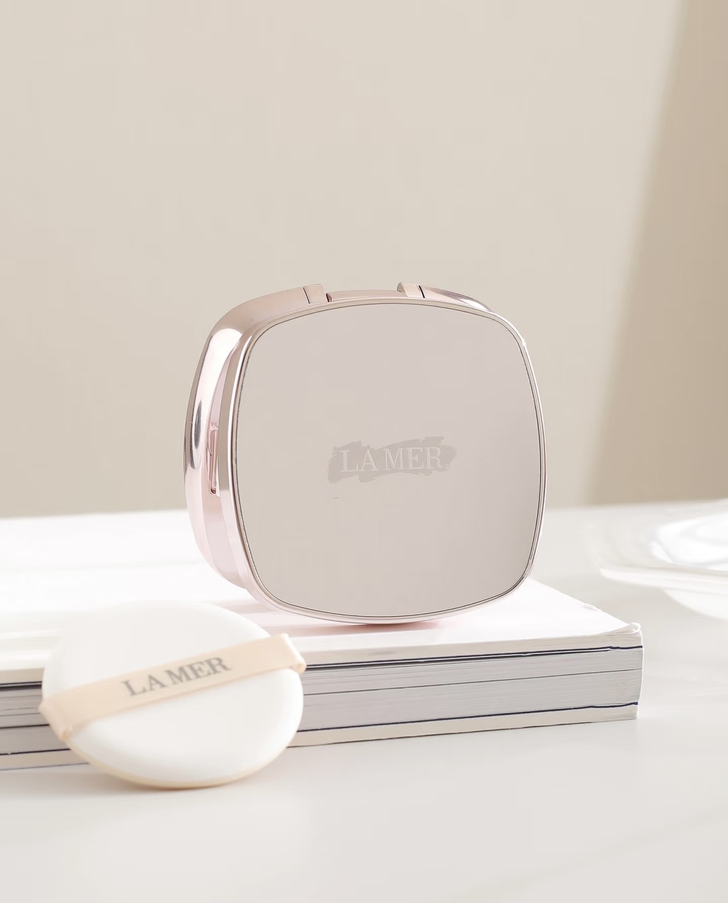 p80! LA MER海蓝之谜鎏光焕变气垫!外包装是香槟金的镜面设计,不同环境下折射出的质感都特别美,拿在手上非常高级!打开后还有淡淡的清香,牛皮纸盒装❗️带替换芯❤️!😍论颜值,特别满足小仙女颜值控,论性价比,有替换芯,到手一个正装&一个替换装!!!论实力,海蓝之谜气垫内含大量乳霜修复精华,保湿、修复,还遮瑕🌸
并且【每盒都带全球狗防伪贴,刮涂层扫码输串码即可显示为正规产品】白菜价放出,相当于白送,满满的都是浮力,抢到就是赚到!拼手速!洒洒水秒完!
⚠️全部都是塑封包装❗️不支持拆封试用❗️塑封拆毁不退不换❗️敬请谅解⚠️