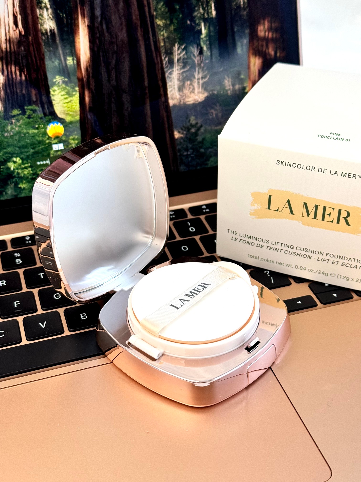 p80! LA MER海蓝之谜鎏光焕变气垫!外包装是香槟金的镜面设计,不同环境下折射出的质感都特别美,拿在手上非常高级!打开后还有淡淡的清香,牛皮纸盒装❗️带替换芯❤️!😍论颜值,特别满足小仙女颜值控,论性价比,有替换芯,到手一个正装&一个替换装!!!论实力,海蓝之谜气垫内含大量乳霜修复精华,保湿、修复,还遮瑕🌸
并且【每盒都带全球狗防伪贴,刮涂层扫码输串码即可显示为正规产品】白菜价放出,相当于白送,满满的都是浮力,抢到就是赚到!拼手速!洒洒水秒完!
⚠️全部都是塑封包装❗️不支持拆封试用❗️塑封拆毁不退不换❗️敬请谅解⚠️