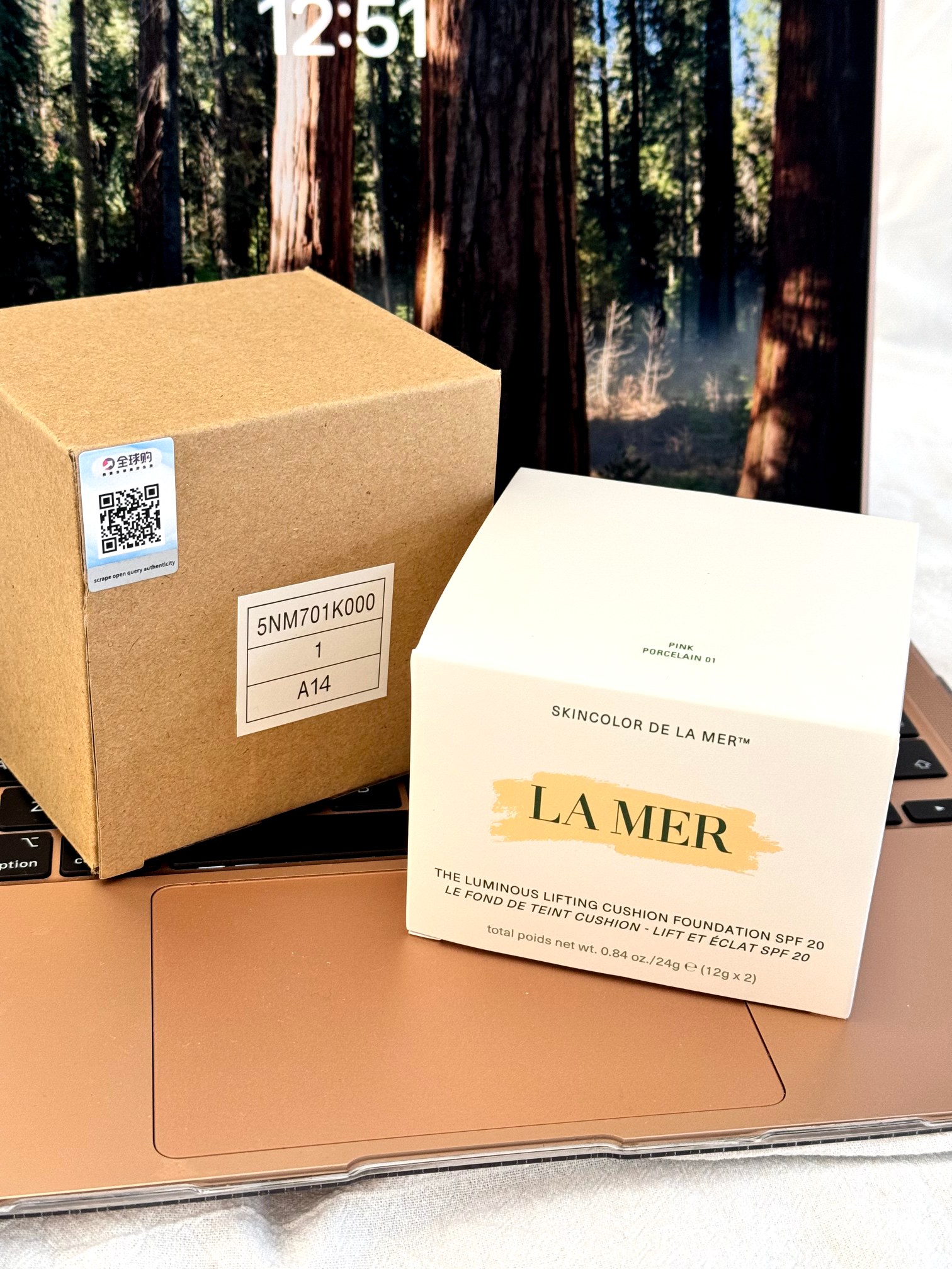 p80! LA MER海蓝之谜鎏光焕变气垫!外包装是香槟金的镜面设计,不同环境下折射出的质感都特别美,拿在手上非常高级!打开后还有淡淡的清香,牛皮纸盒装❗️带替换芯❤️!😍论颜值,特别满足小仙女颜值控,论性价比,有替换芯,到手一个正装&一个替换装!!!论实力,海蓝之谜气垫内含大量乳霜修复精华,保湿、修复,还遮瑕🌸
并且【每盒都带全球狗防伪贴,刮涂层扫码输串码即可显示为正规产品】白菜价放出,相当于白送,满满的都是浮力,抢到就是赚到!拼手速!洒洒水秒完!
⚠️全部都是塑封包装❗️不支持拆封试用❗️塑封拆毁不退不换❗️敬请谅解⚠️