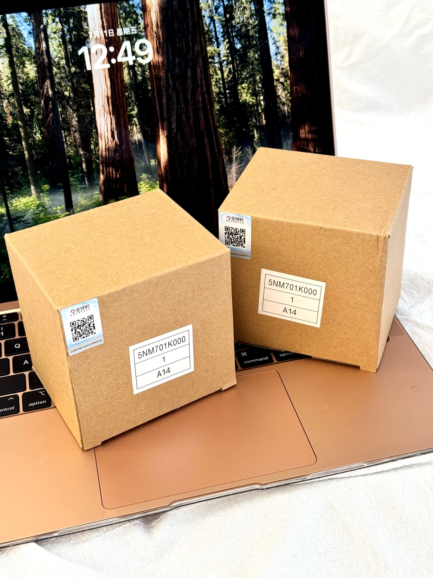 p80！ LA MER海蓝之谜鎏光焕变气垫！外包装是香槟金的镜面设计，不同环境下折射出的质感都特别美，拿在手上非常高级！打开后还有淡淡的清香，牛皮纸盒装❗️带替换芯❤️！😍论颜值，特别满足小仙女颜值控，论性价比，有替换芯，到手一个正装&一个替换装！！！论实力，海蓝之谜气垫内含大量乳霜修复精华，保湿、修复，还遮瑕🌸
并且【每盒都带全球狗防伪贴，刮涂层扫码输串码即可显示为正规产品】白菜价放出，相当于白送，满满的都是浮力，抢到就是赚到！拼手速！洒洒水秒完！

⚠️全部都是塑封包装❗️不支持拆封试用❗️塑封拆毁不退不换❗️敬请谅解⚠️