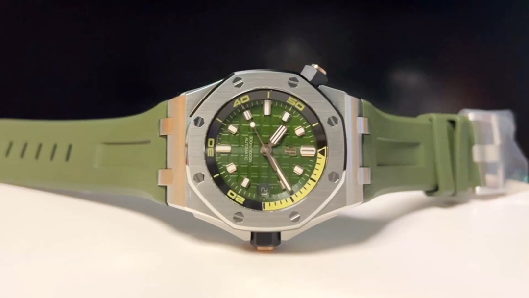 AP Audemars Piguet 15720V2 Water watch size 42mmx14.2! 1⃣️ The case uses a sever steel case, with anti -glare processing sapphire crystal glass mirror and bottom, black ceramic spin -type crown, all data materials use genuine scanning benchmarking benchmarking benchmarking benchmarking Essence 2⃣️ The movement uses Japan 9015 to change the new Calibre 4308 automatic chain movement. It is stable when walking, no after -sales worry 3⃣️ Exclusive the strongest movement splint, more three -dimensional. The color of the new special tuber film 4⃣️ Upgraded version of the top grains restores the original! 5⃣️ House engraved “Méga Tapisserie” super large checkered decoration, with fluorescent three -dimensional target and royal oak pointer, black rotating inner bezel with beige 0 to 15 minutes areas 6⃣️ use imported luminous filling. 7⃣️ Original consistency multiplier magnifying the mirror calendar window, super strong transparency 8⃣️ The strap uses the latest model -opened imported rubber belt. Both the texture particles and the quality are all in the genuine quality, and the texture is more advanced. The function is accurate and stable, and the original data scan!