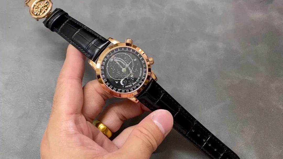 PP Factory V3 upgraded version, the highest version on the market, top replica PP Patek Philippe Starry Sky 5102 Sky and Moon Model Geneva Sky Series, can you imagine wearing the starry sky on your wrist? This starry sky watch has a unique astrological function. You can enjoy the Geneva sky map on the blue round dial, as well as the golden moon trajectory. The pearl rotor is modified from imported 9015 and lasts for 20 months. It has the same movement as the original one. , the moon on the dial will automatically change according to the full moon, lunar eclipse and curve in the sky. The front and rear glass of the case are processed with advanced technology to increase the refraction of light in the glass, making the dial look more transparent and without the feeling of glass. 5-digit digit Turn your head to adjust the star disk. The shell body of our factory has Patek Philippe’s beautiful pattern, which is deeply carved with CNC using heavy gold. The three-dimensional concave and convex feeling is super strong. Upgraded 24-hour rotation of the starry sky. The watch size is 43 mm! PP’s ingenious work is worth owning!