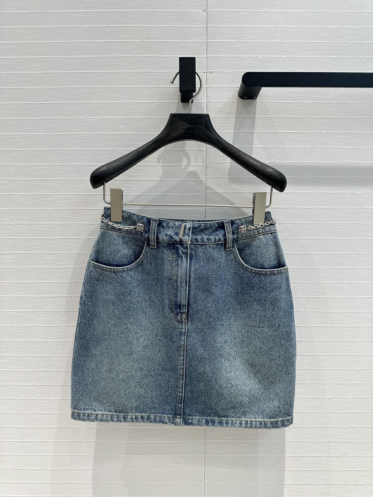One-Size-Fits-All Closet Solution with Stylish Customization for Long-Lasting Quality