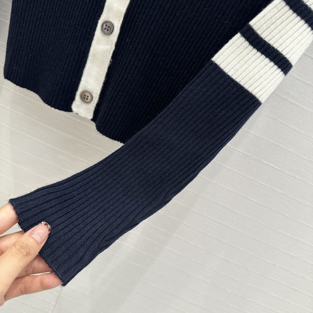 New 24-Year-Old Female Suit: Classic Model, High Quality, Two-Colored, Big Roll - 图片 7