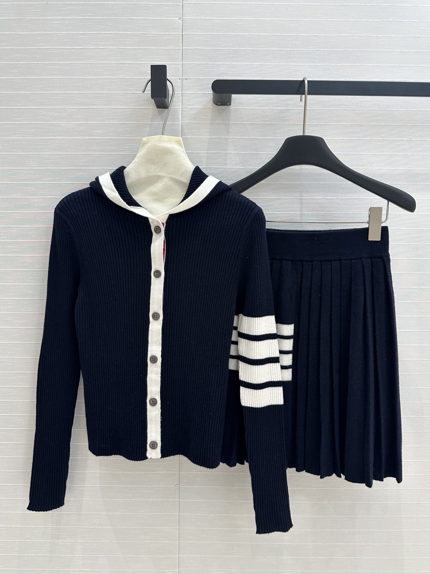New 24-Year-Old Female Suit: Classic Model, High Quality, Two-Colored, Big Roll - 图片 1