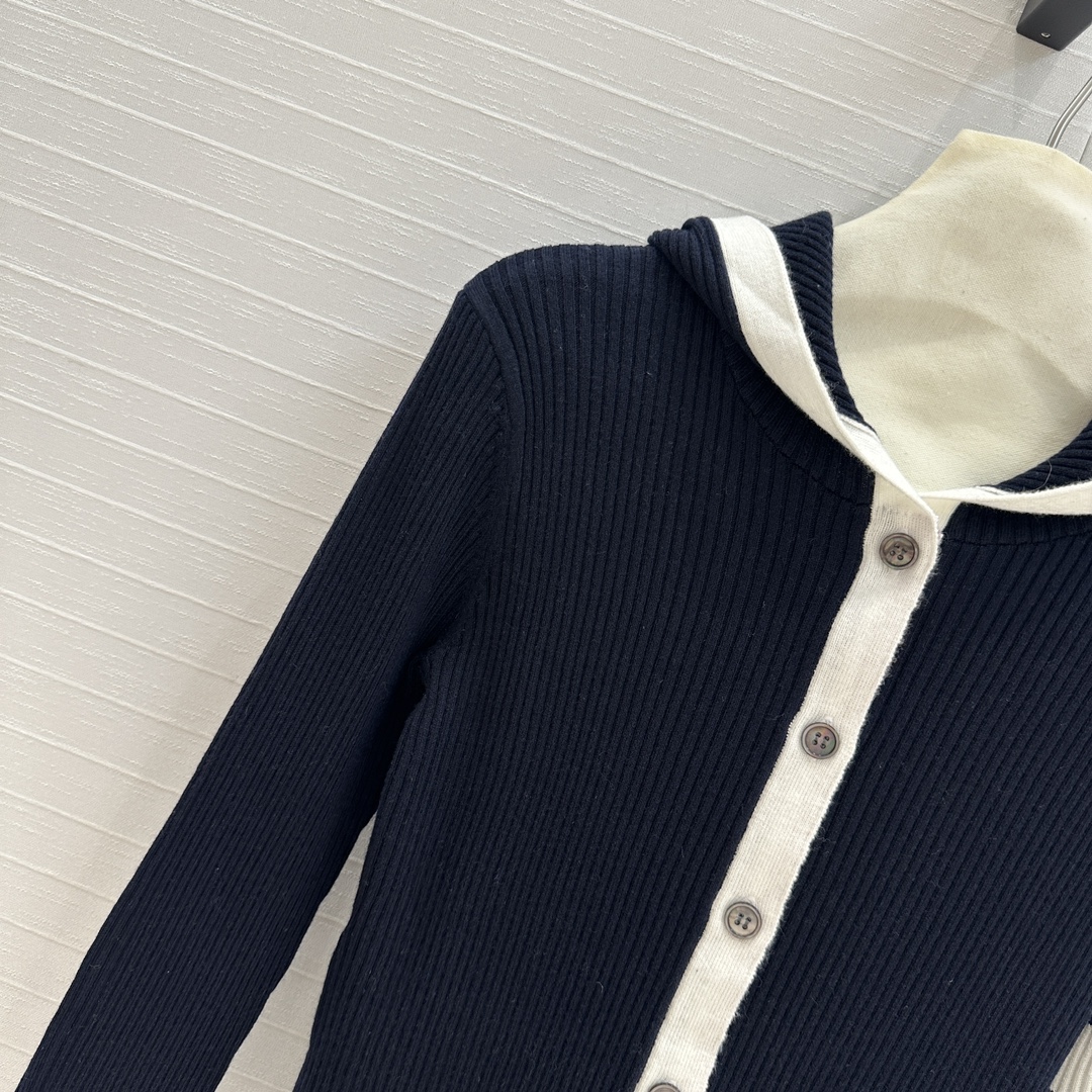 New 24-Year-Old Female Suit: Classic Model, High Quality, Two-Colored, Big Roll - 图片 4