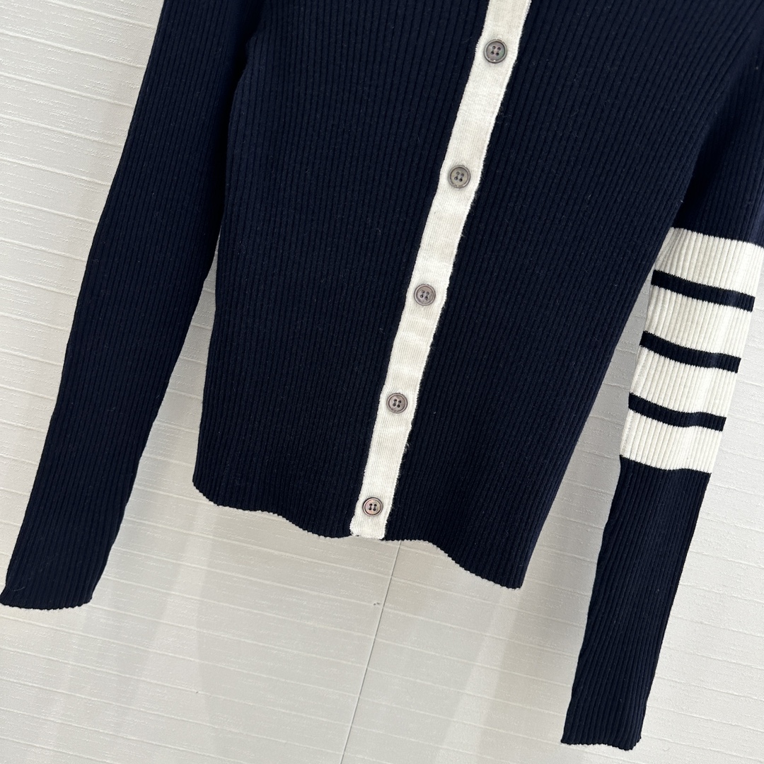New 24-Year-Old Female Suit: Classic Model, High Quality, Two-Colored, Big Roll - 图片 6