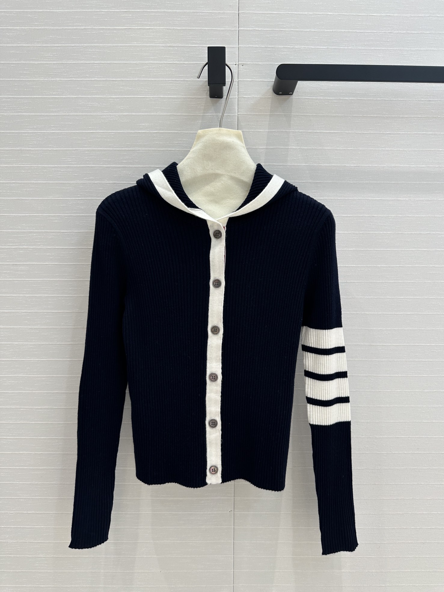 New 24-Year-Old Female Suit: Classic Model, High Quality, Two-Colored, Big Roll - 图片 2