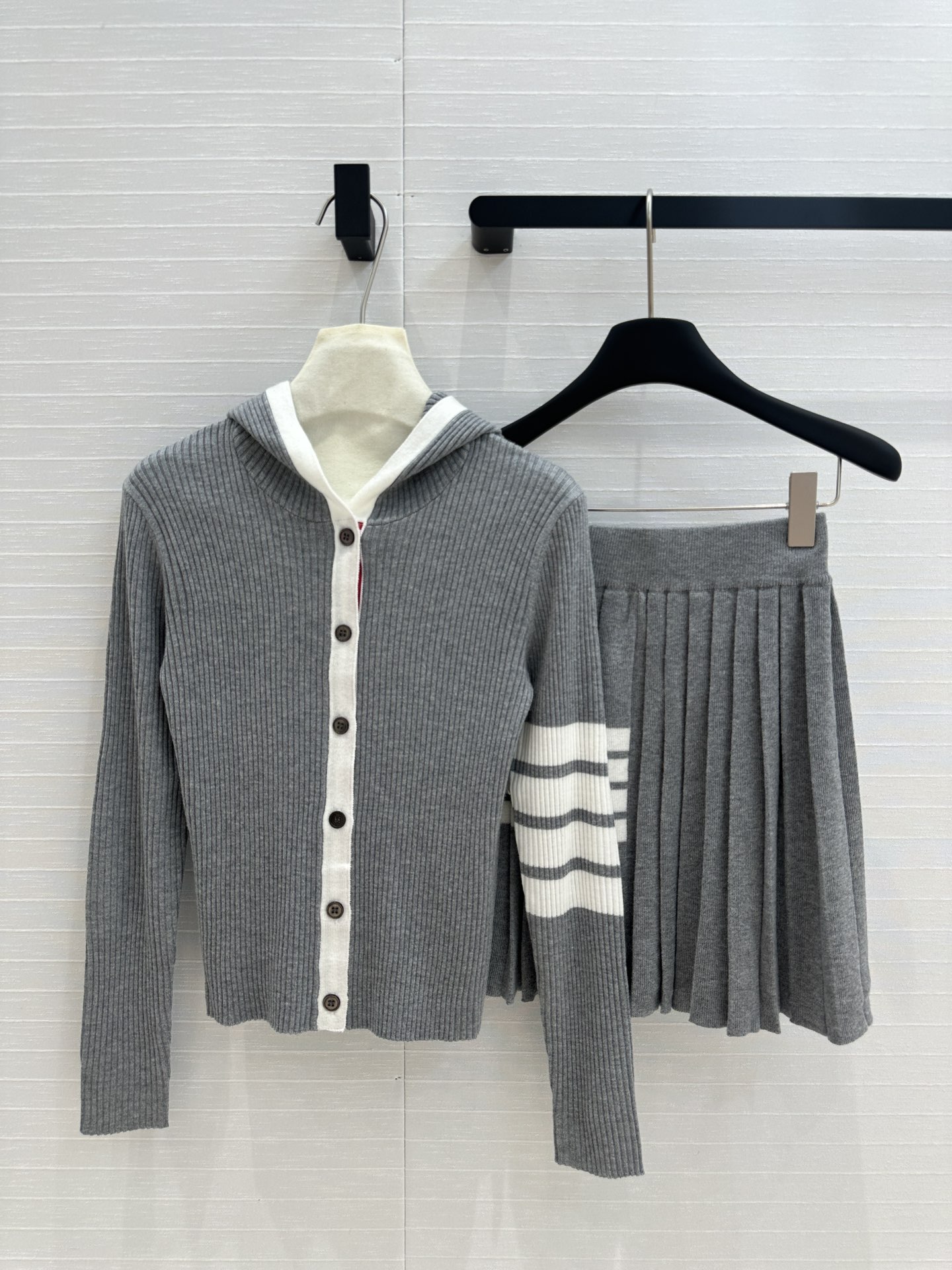 New 24-Year-Old Wool Needle Suit: Classic Style with Quality Details - 图片 1