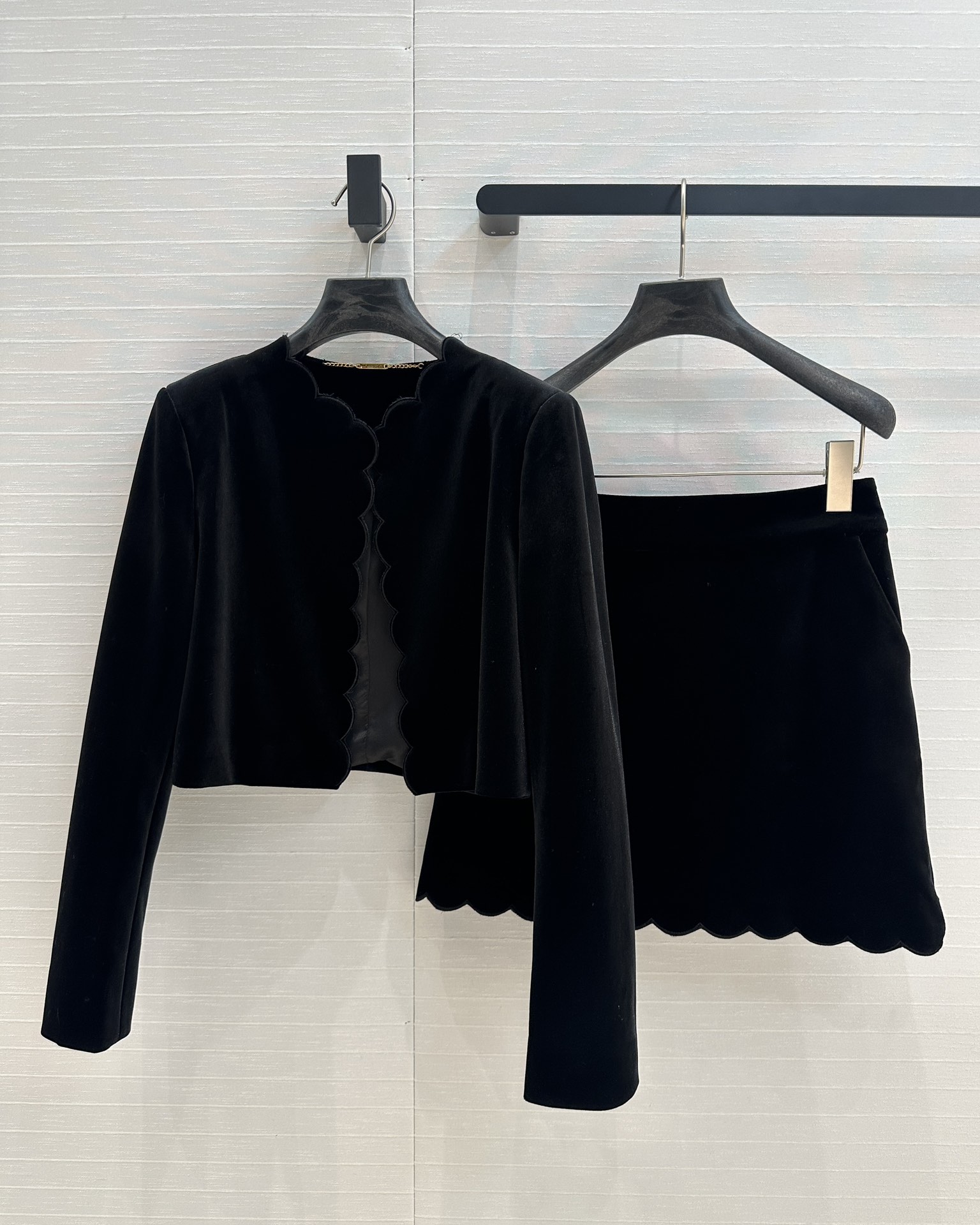 Chic Fall-Winter New Items: Velvet Suit with Embroidered Jacket and Skirt - 图片 1