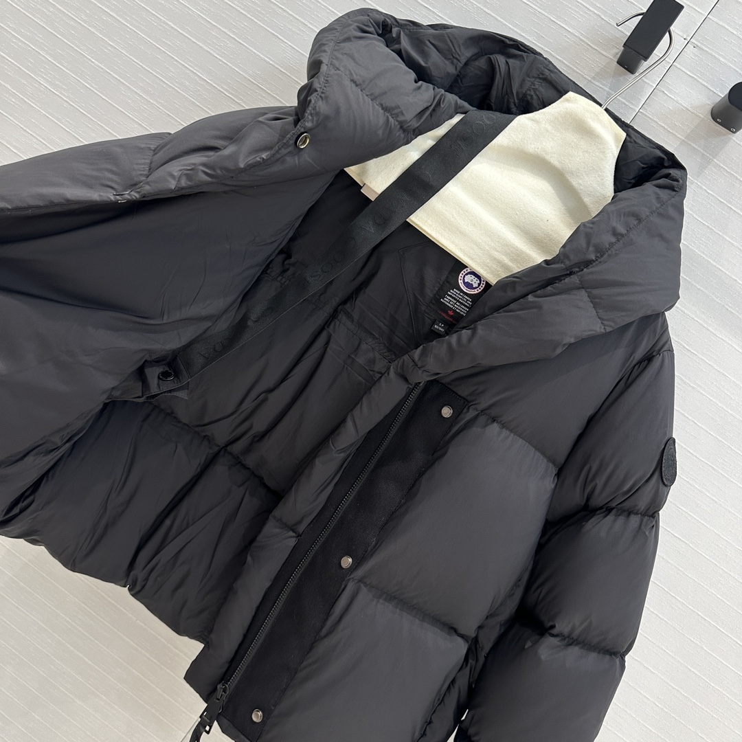 高端原单品质！Canad* Goos*秋冬连帽短款面包羽绒服！定制五金配件所有细节处理全面到位 ！简约流