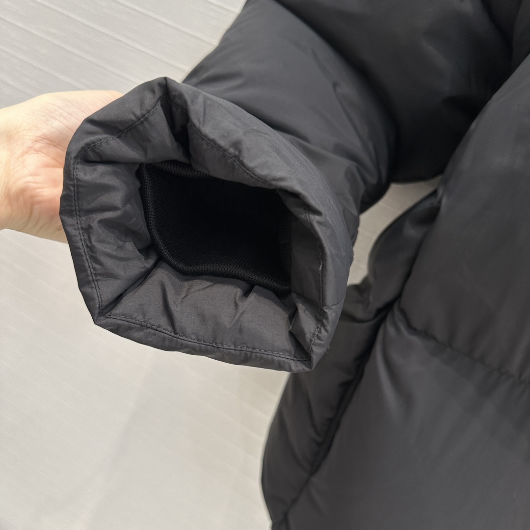 高端原单品质！Canad* Goos*秋冬连帽短款面包羽绒服！定制五金配件所有细节处理全面到位 ！简约流