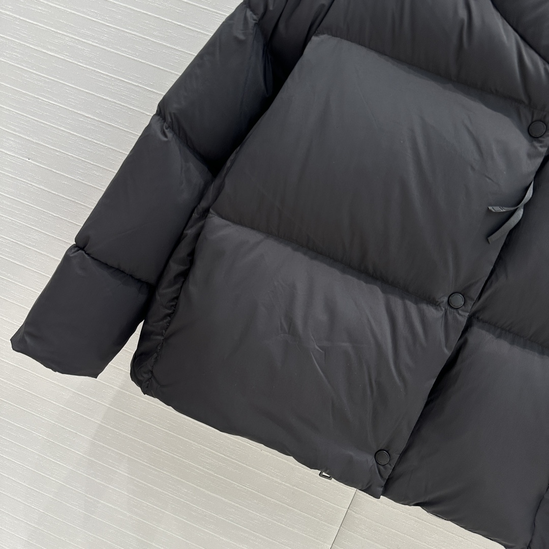 高端原单品质！Canad* Goos*秋冬连帽短款面包羽绒服！定制五金配件所有细节处理全面到位 ！简约流