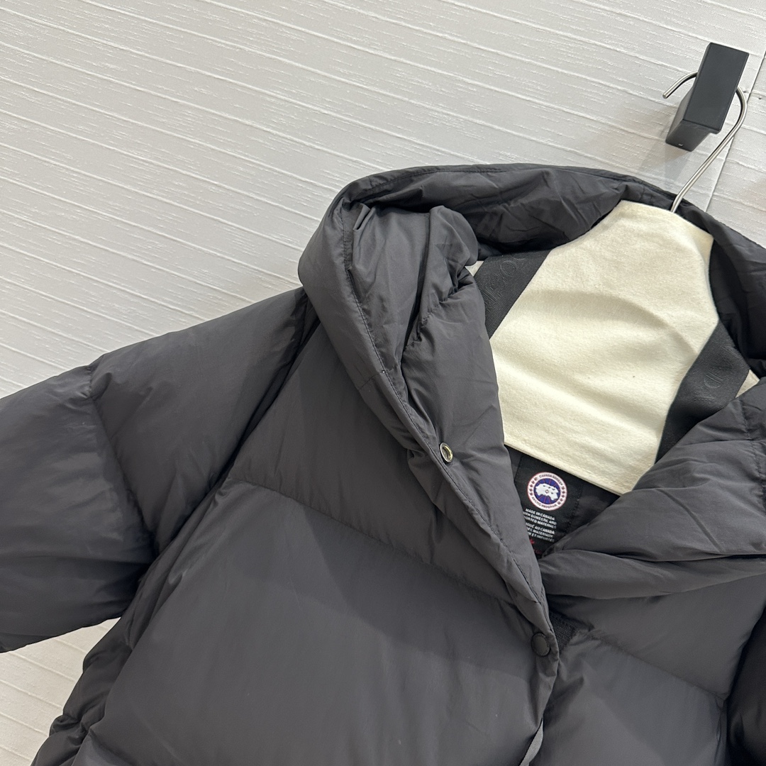 高端原单品质！Canad* Goos*秋冬连帽短款面包羽绒服！定制五金配件所有细节处理全面到位 ！简约流