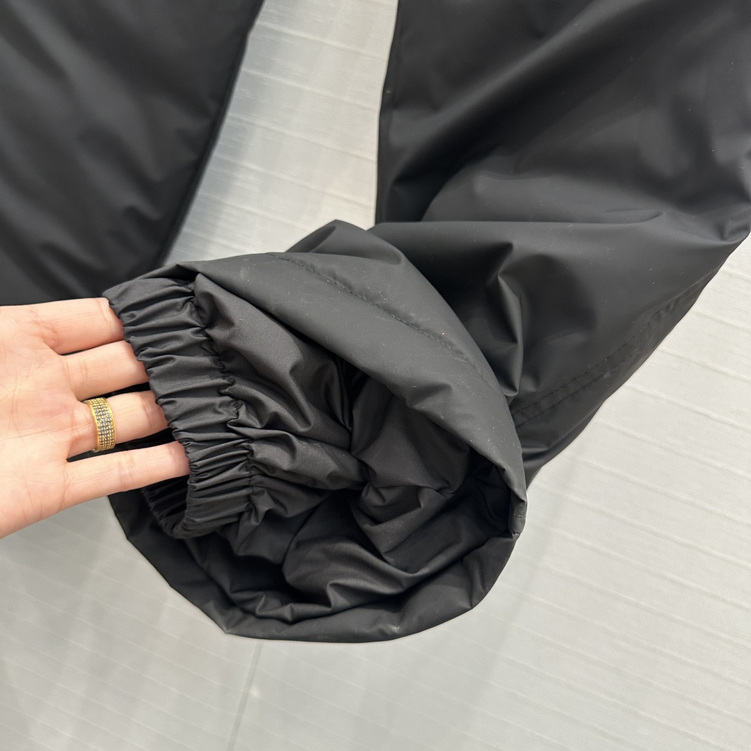 强烈推荐❤️Cha*秋冬coco滑雪系列！保暖度爆棚的运动休闲羽绒裤，防风束口裤脚设计，菱格压线口袋。直