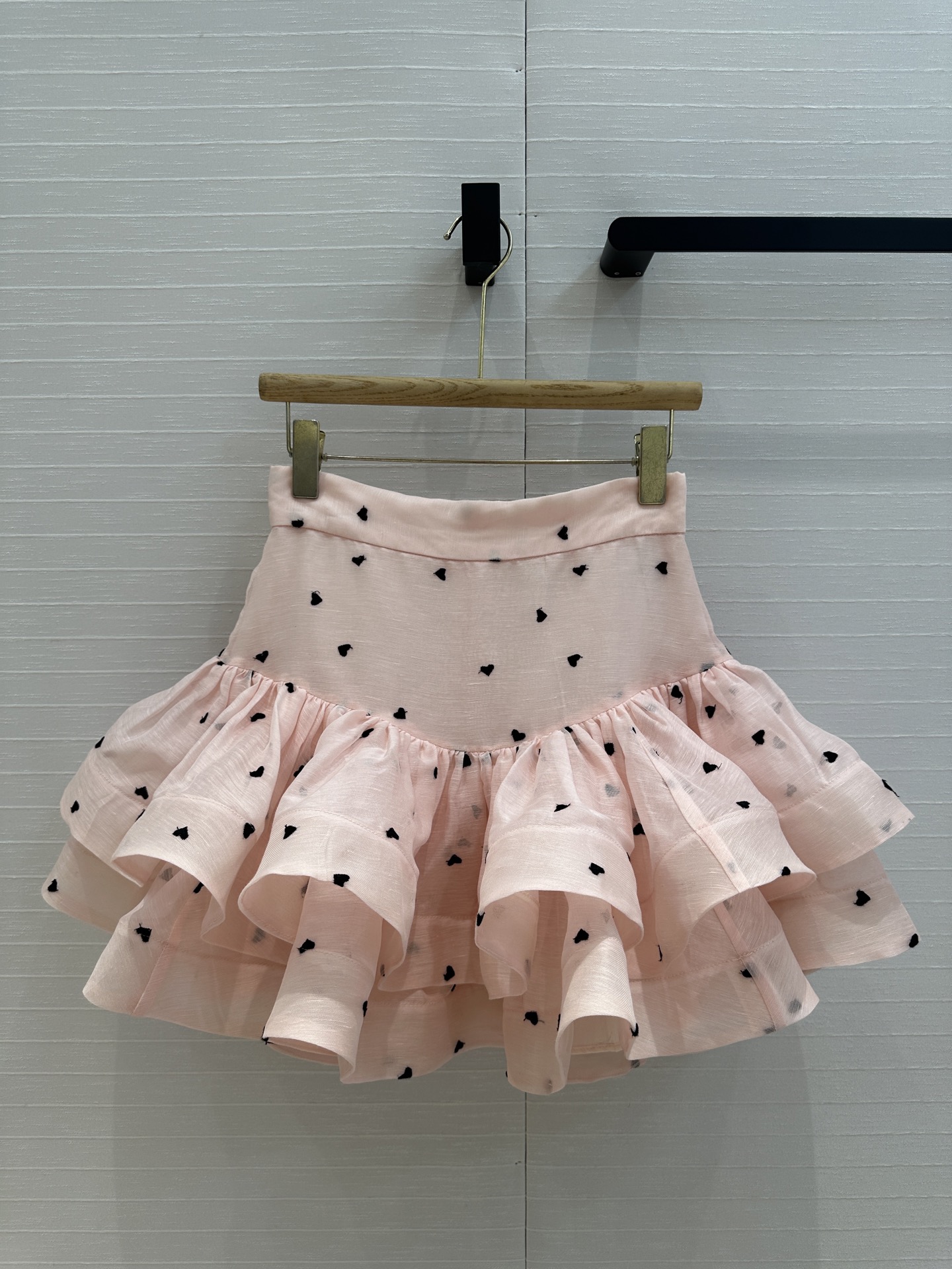 NO:315328,New first-selling original list quality Zimm*25 early spring new love embroidered linen skirt, elegant sweet and cool girlish outfit!  The slim design is paired with wide-swinging tailoring, the ruffles on the hem of the skirt are full of lively and cute romance, and the imported custom fabric is of great texture!  Workmanship quality depends on the details, two colors 0-3 sizes.0 size: waist circumference 68, skirt length 37, skirt 8, skirt 8, alexander wang19860909新款首发原单品质 Zimm*25早春新品爱心刺绣亚麻半裙,优雅甜酷少女风穿搭！修身设计搭配阔摆剪裁,裙摆的荷叶边灵动摇曳充满了活泼可爱的浪漫气息,进口定制面料质感超赞！做工品质看细节,两色0-3码.0码:腰围68,裙长37,,skirts,alexander wang,Women's clothing