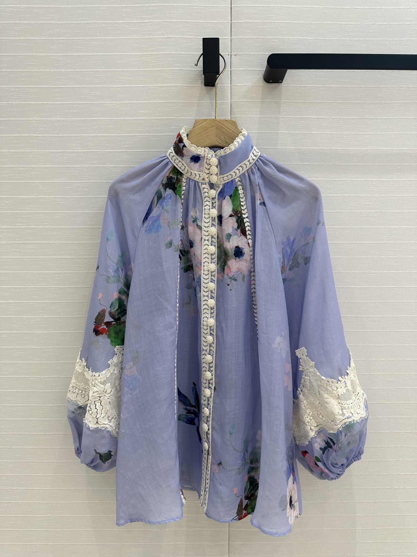 NO:315324,Exclusive first high-end original quality, go to Zm for a vacation together, white and rich beauty must-have ramie light blue lace trim shirt, with high-neck collar condensation, paired with elastic cuffs, buttons on the front closure, with buttons and details of buttons, embellished with lace details, interpreting the gentle and elegant atmosphere, and the custom fabric is delicate, soft, breathable and comfortable!  Perfect workmanship quality depends on the details. Each color is 0-3 codes. Spot it!  0 size: shoulder drop, bust 108, 66.7 length, shirts, alexander wang19860909独家首发高端原单品质,一起去Zm度假吧白富美必入苎麻浅蓝色蕾丝饰边衬衫,采用高领领型缩褶处理,搭配松紧式袖口,前襟设有纽扣,带纽袢细节,点缀蕾丝花边细节,诠释了温柔的雅致气息,定制面料质感细腻柔软透气舒适！完美做工品质看细节.一色0-3码.现货开抢！0码:落肩,胸围108,衣长66.7,,shirts,alexander wang,Women's clothing