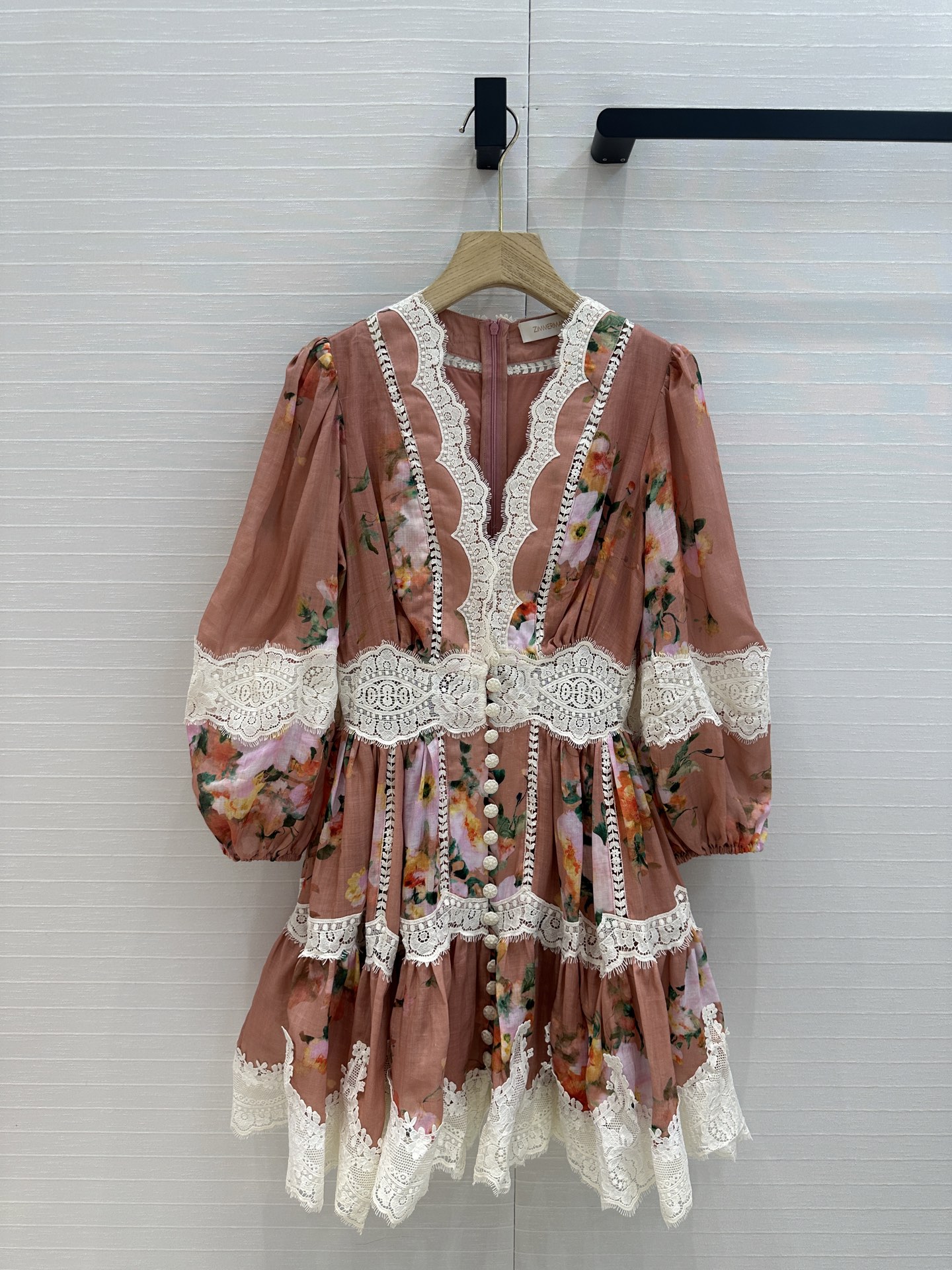 NO:315320,Exclusive first high-end original quality, go to Zm for a vacation together to enjoy a white and rich beauty. The pink watercolor floral lace trim dress is made of linen fabric, with deep V-neck and wide lantern sleeve design, paired with elastic cuffs, buttons on the front closure, and invisible zippers in the back, which embellishes the details of the lace, interpreting the gentle and elegant temperament. Perfect workmanship quality depends on the details. 0-3 in one color. Spot it!  Size 0: shoulder width 34, bust 90, waist 68, skirt length 85., skirt , alexander wang19860909独家首发高端原单品质,一起去Zm度假吧白富美必入 粉色水彩花卉蕾丝饰边连衣裙,选用亚麻面料制成,采用深V领型和宽大的灯笼袖设计,搭配松紧式袖口,前襟点缀纽扣,后中设有隐形拉链,整体点缀蕾丝花边细节,诠释了温柔的典雅气质.完美做工品质看细节.一色0-3码.现货开抢！0码:肩宽34,胸围90,腰围68,裙长85.,,skirts,alexander wang,Women's clothing