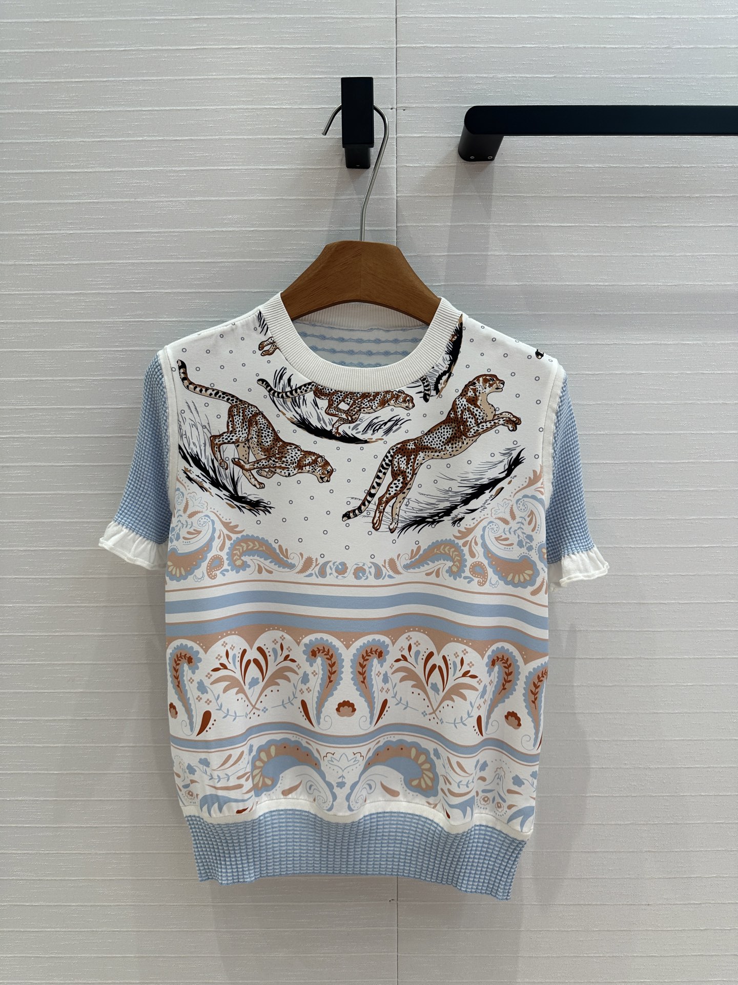 NO:330293,Original single ruthless women's clothing with packaging, recommended for the hot order He*m*25 early spring new product, Tiger Totem printed color-blocked jacquard knitted top, temperament, lace short-sleeved style, elegant and fashionable, not picky on people, making it look slim and versatile!  The delicate and soft feeling of Tensil blended yarn is invincible!  The quality of workmanship depends on the details. S-L code in one color. Big orders are thrown over!  36 size, shoulder width 37, bust 94, 55 length., T-shirt, alexander wang19860909原单狠货女装 配包装  爆单推荐He*m*25早春新品 老虎图腾印花拼色提花针织上衣气质花边短袖版型优雅又时髦,不挑人上身显瘦又百搭！天丝混纺纱线细腻柔软的手感无敌赞！做工品质看细节.一色S-L码.大单子甩过来！36码,肩宽37,胸围94,衣长55.,,T-shirt,alexander wang,Women's clothing