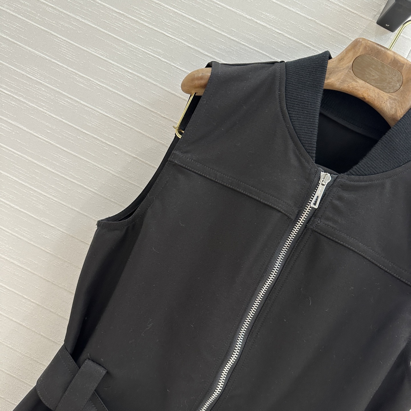 独家首发！H马家新品拉链无袖连衣裙！针织衣领，系结腰带H直筒收腰版型不挑人，菱格纹绗缝翻扣大口袋，让人眼