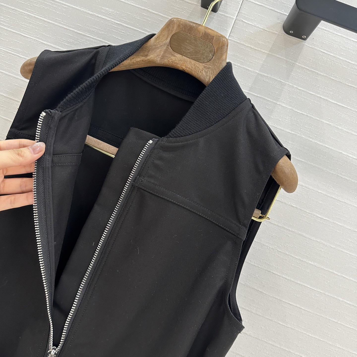 独家首发！H马家新品拉链无袖连衣裙！针织衣领，系结腰带H直筒收腰版型不挑人，菱格纹绗缝翻扣大口袋，让人眼