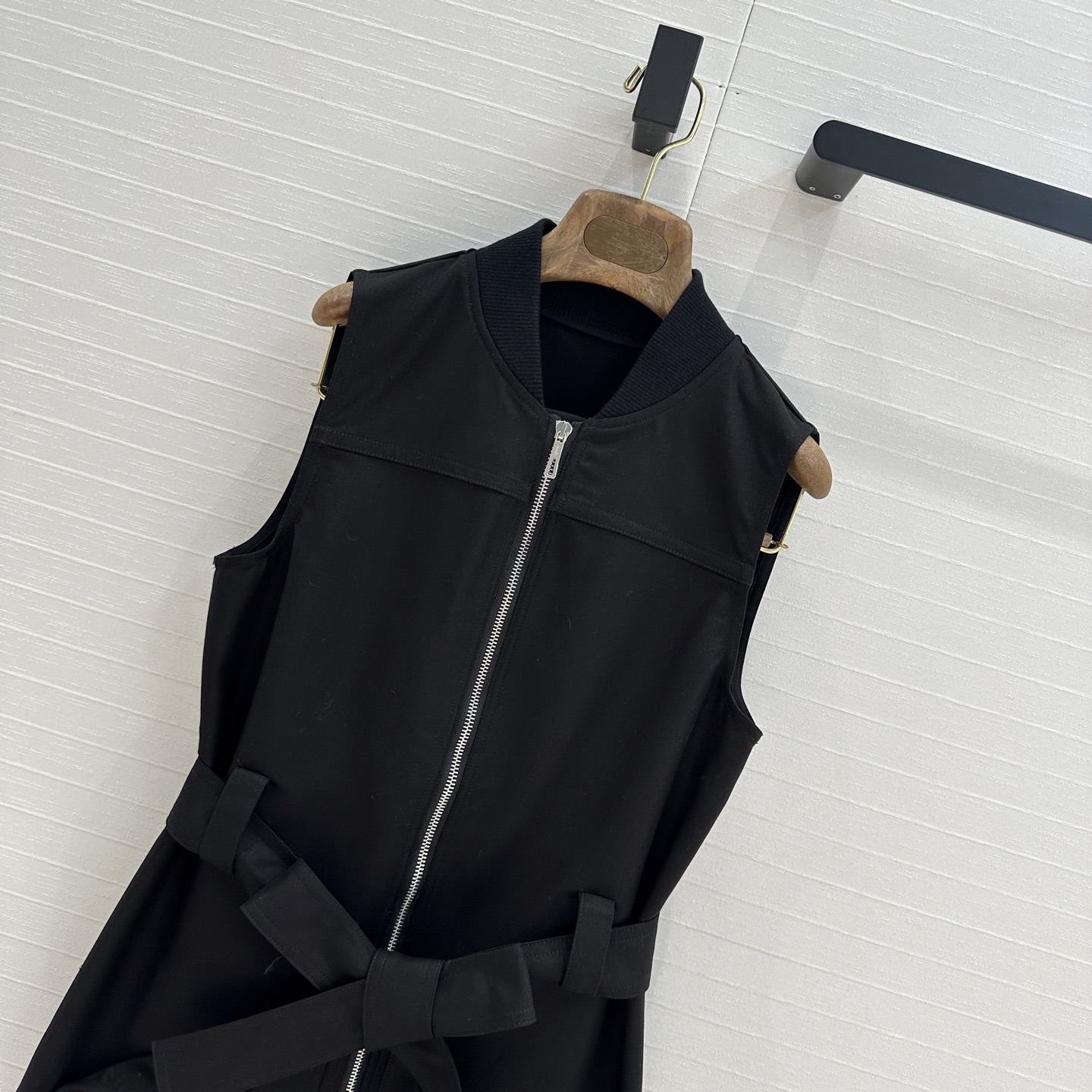 独家首发！H马家新品拉链无袖连衣裙！针织衣领，系结腰带H直筒收腰版型不挑人，菱格纹绗缝翻扣大口袋，让人眼