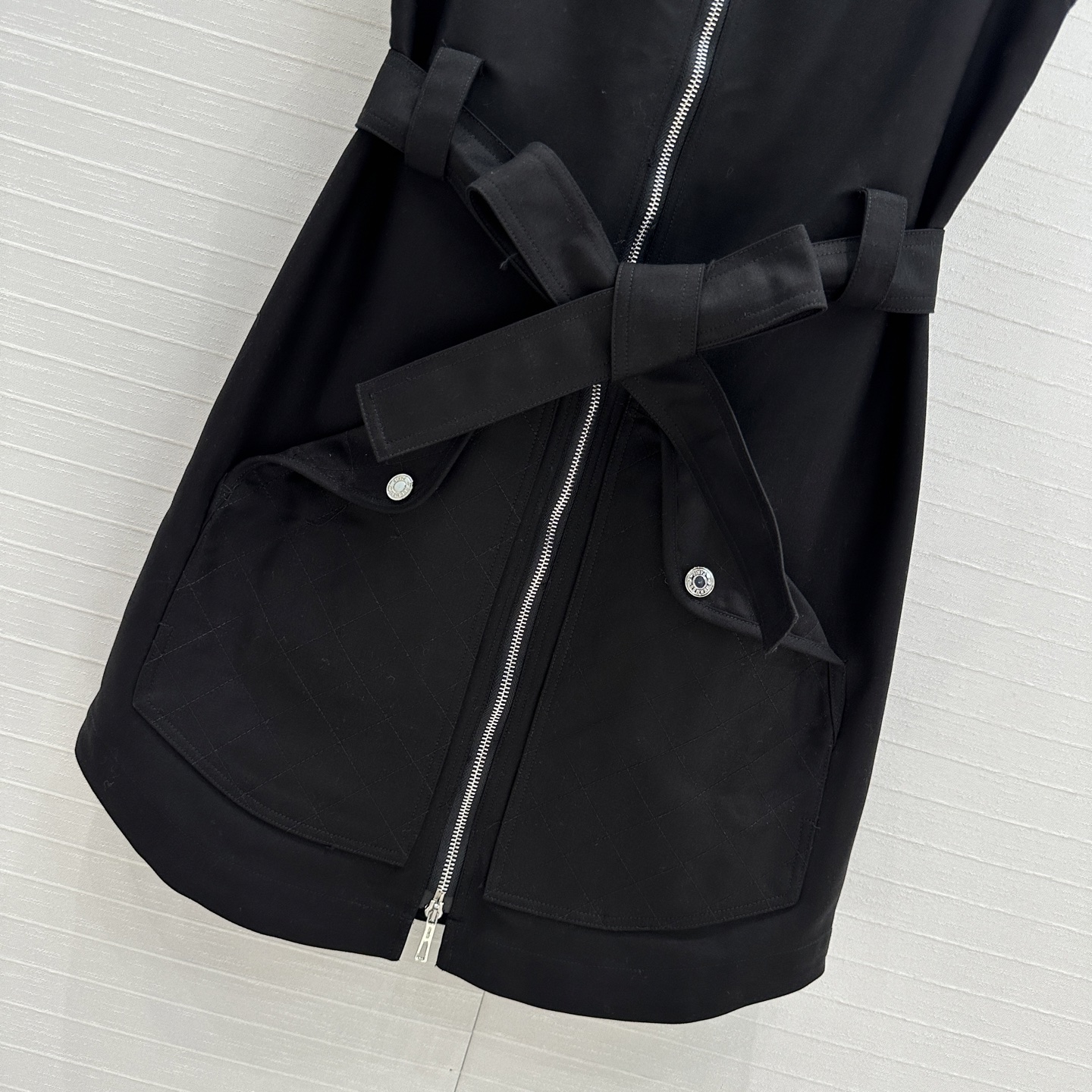 独家首发！H马家新品拉链无袖连衣裙！针织衣领，系结腰带H直筒收腰版型不挑人，菱格纹绗缝翻扣大口袋，让人眼