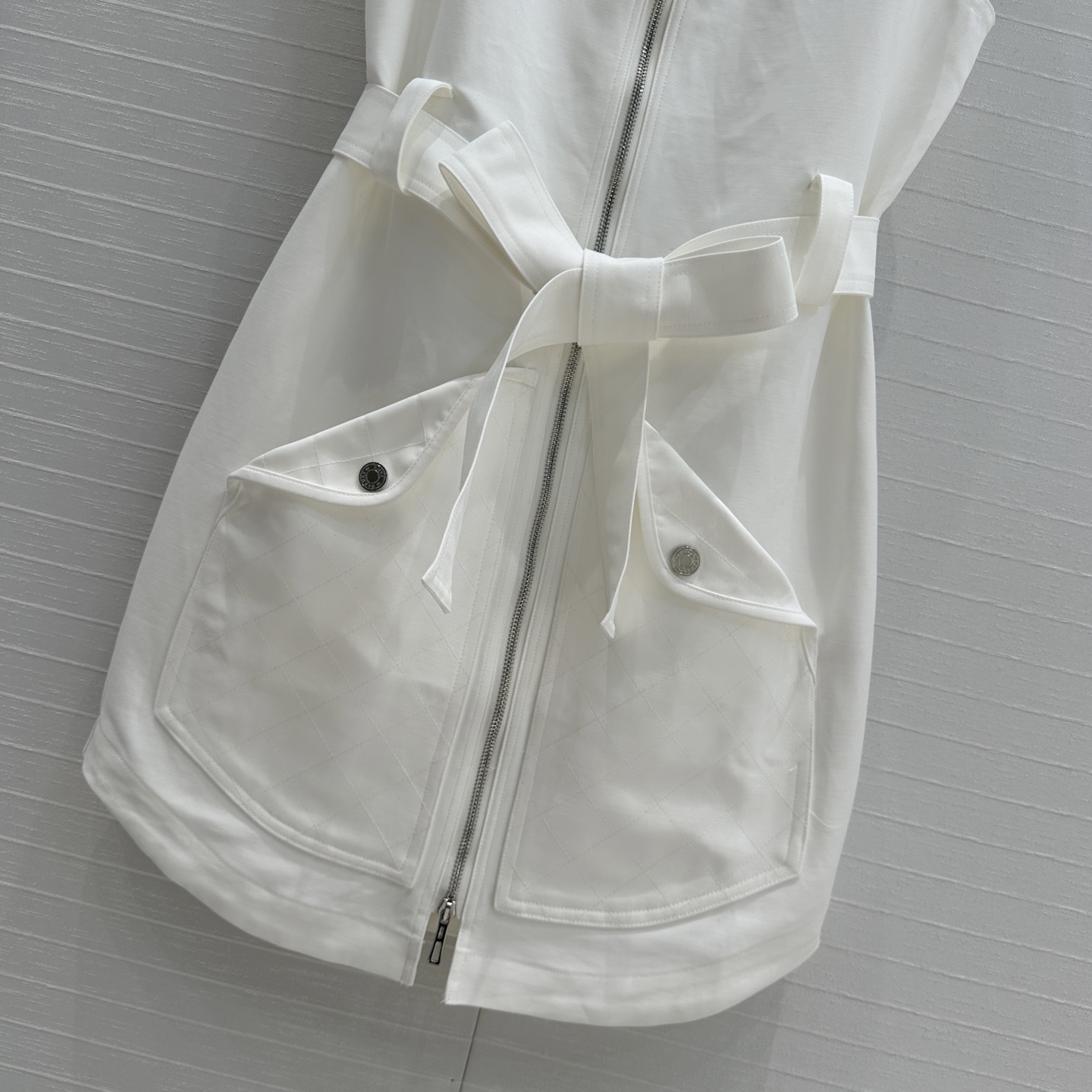 独家首发！H马家新品拉链无袖连衣裙！针织衣领，系结腰带H直筒收腰版型不挑人，菱格纹绗缝翻扣大口袋，让人眼