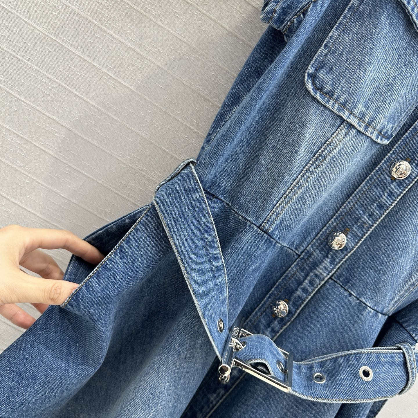 “Stylish Women’s Outfits: Mcq25-Summer Cowboy Dress and Blue-Stone-Washed Jeans” - 图片 4