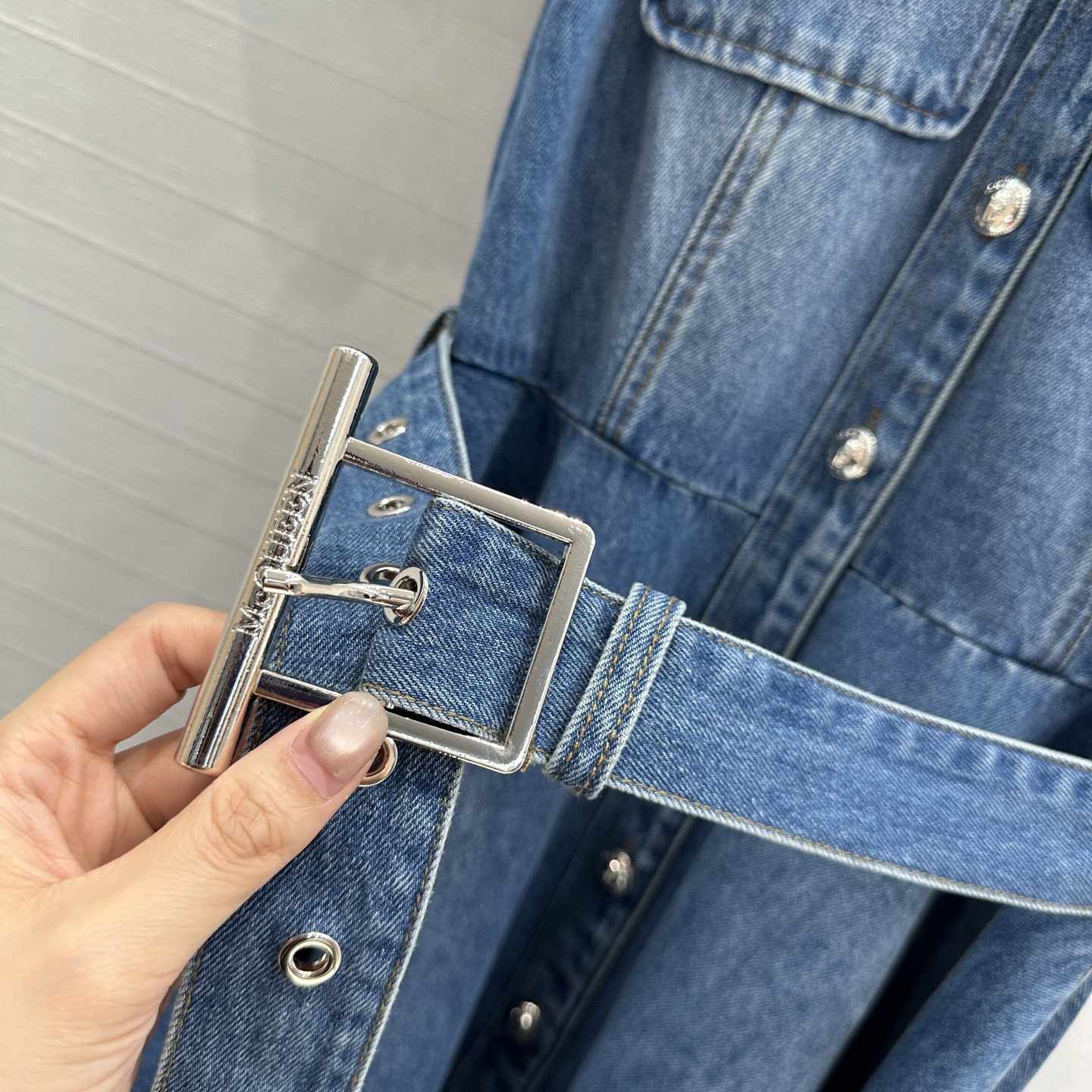 “Stylish Women’s Outfits: Mcq25-Summer Cowboy Dress and Blue-Stone-Washed Jeans” - 图片 5