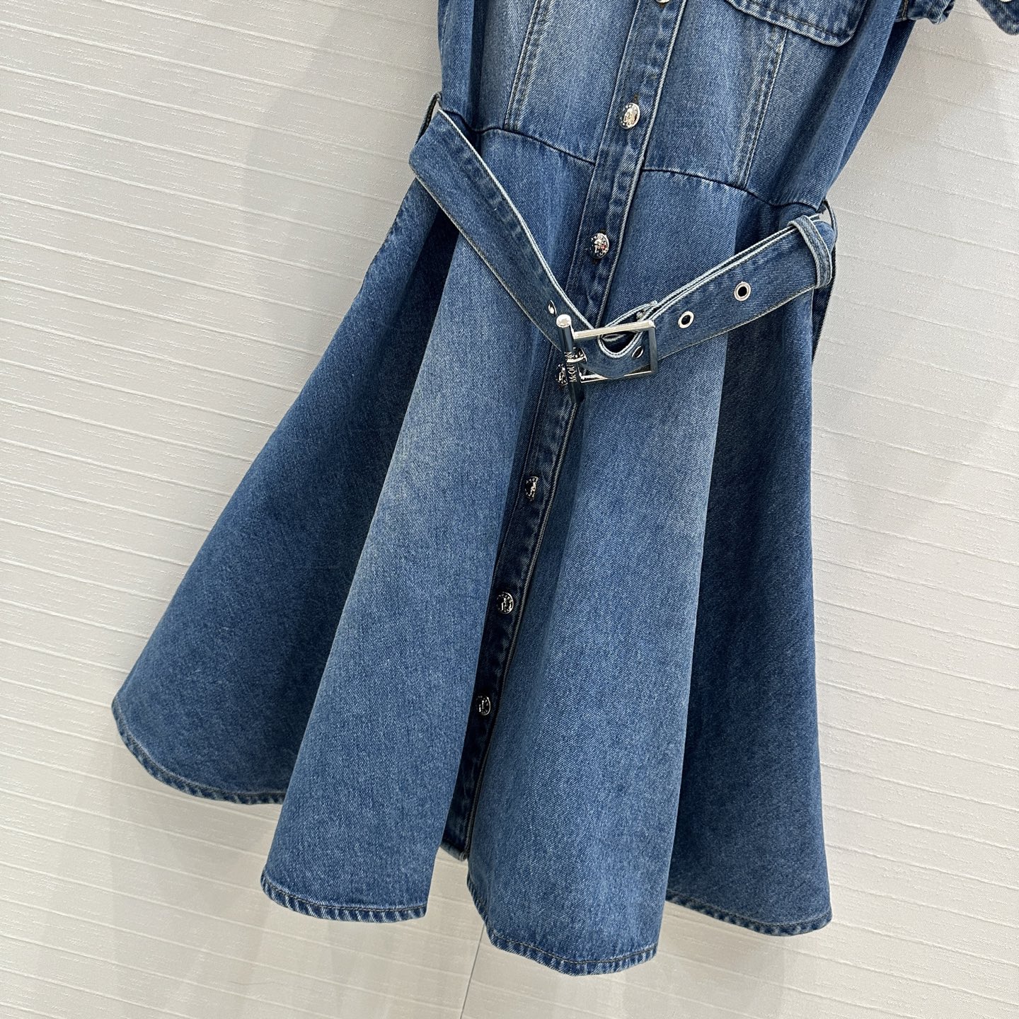 “Stylish Women’s Outfits: Mcq25-Summer Cowboy Dress and Blue-Stone-Washed Jeans” - 图片 6