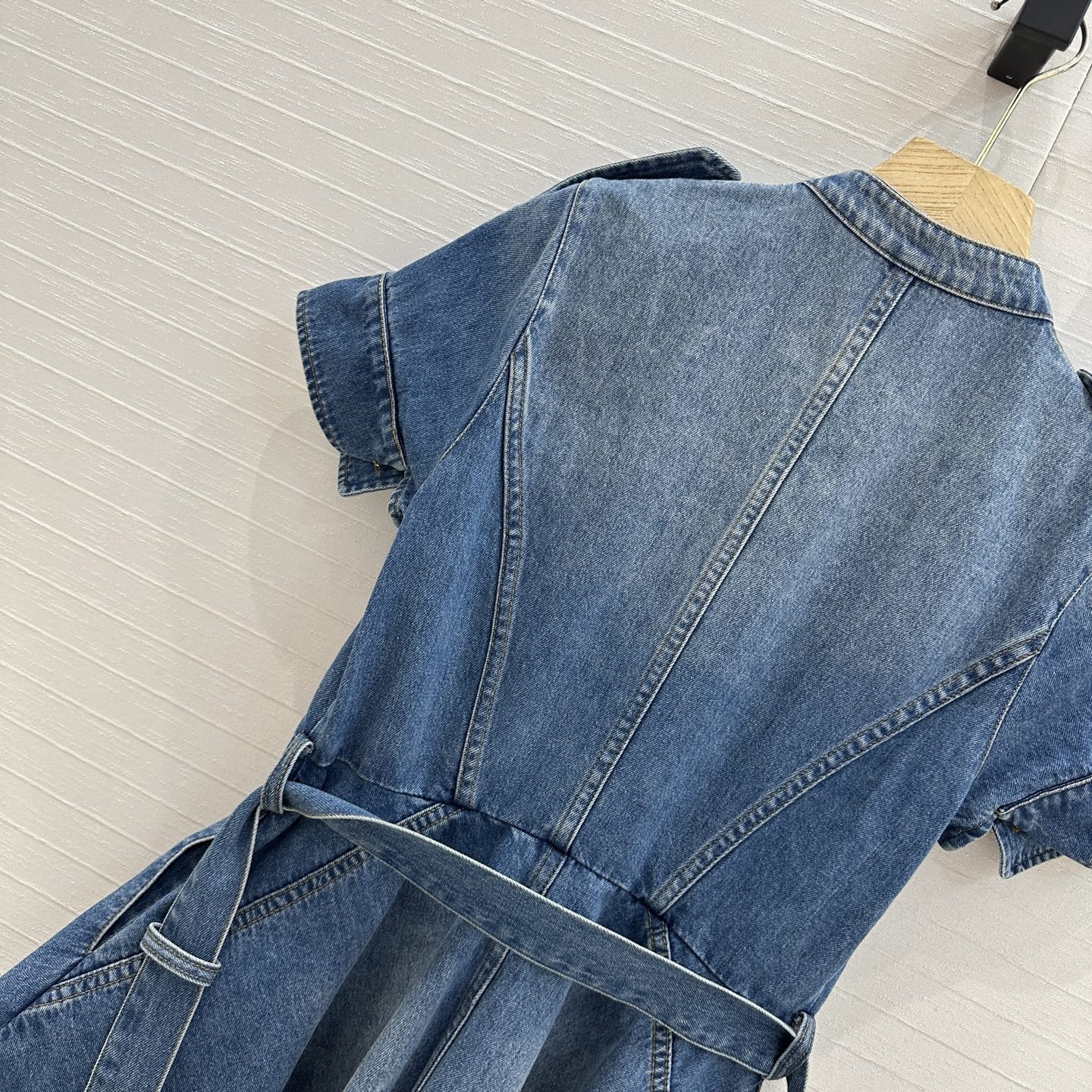 “Stylish Women’s Outfits: Mcq25-Summer Cowboy Dress and Blue-Stone-Washed Jeans” - 图片 9