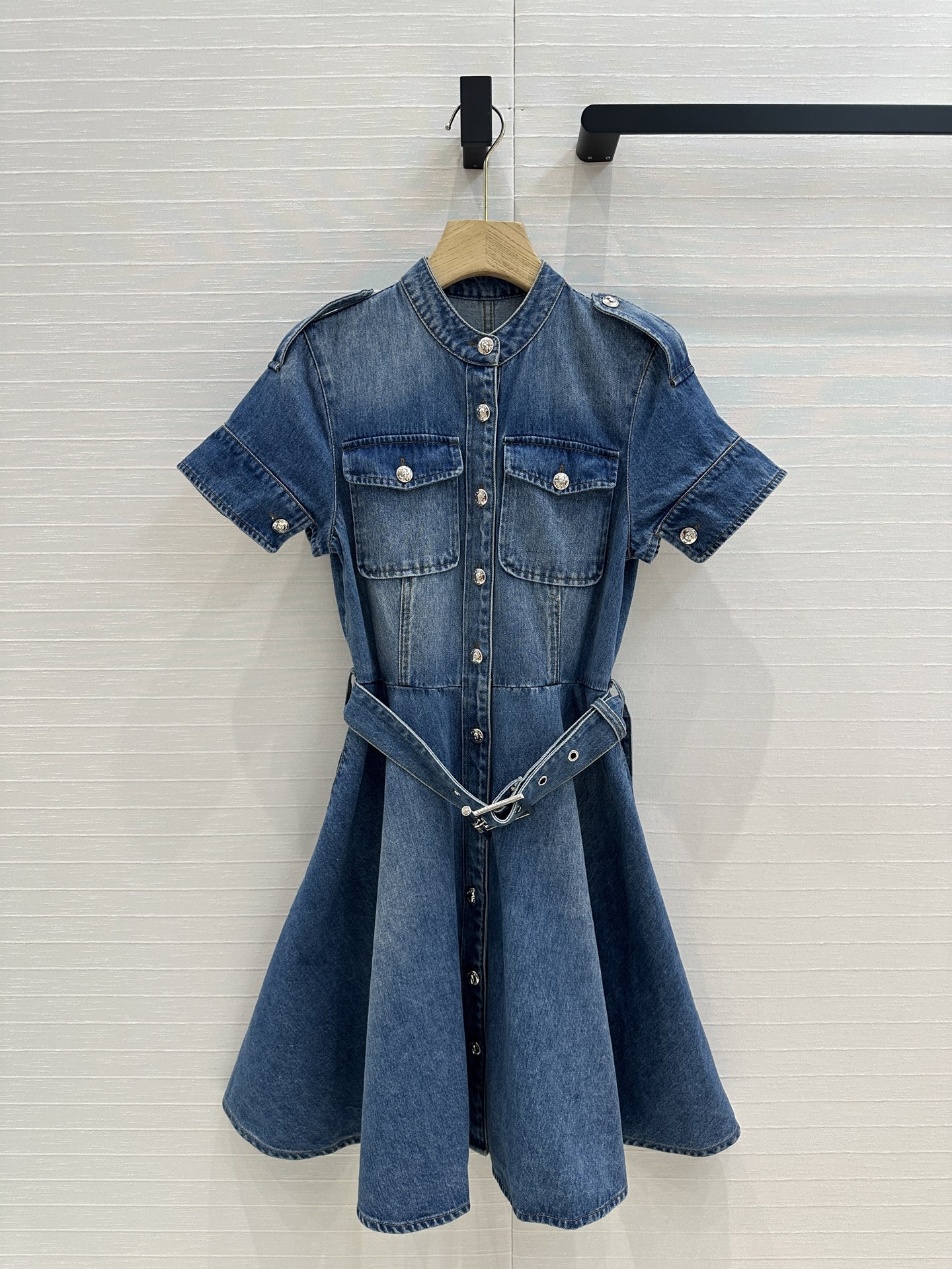 “Stylish Women’s Outfits: Mcq25-Summer Cowboy Dress and Blue-Stone-Washed Jeans” - 图片 1
