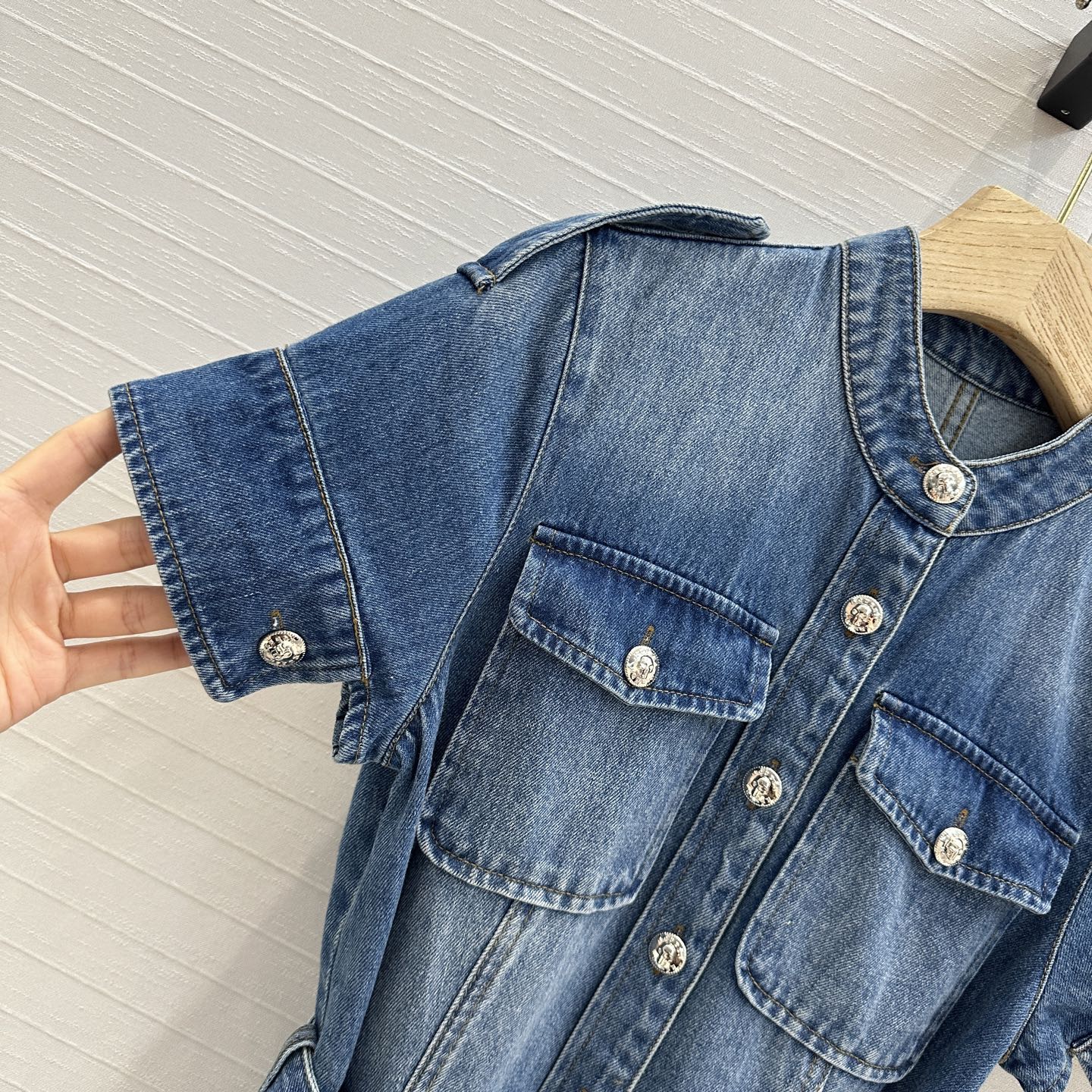 “Stylish Women’s Outfits: Mcq25-Summer Cowboy Dress and Blue-Stone-Washed Jeans” - 图片 3