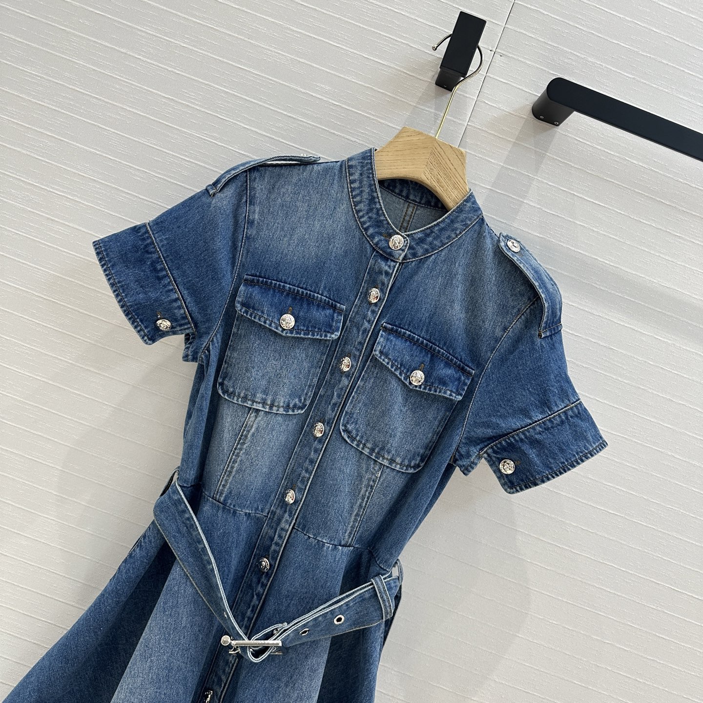 “Stylish Women’s Outfits: Mcq25-Summer Cowboy Dress and Blue-Stone-Washed Jeans” - 图片 2