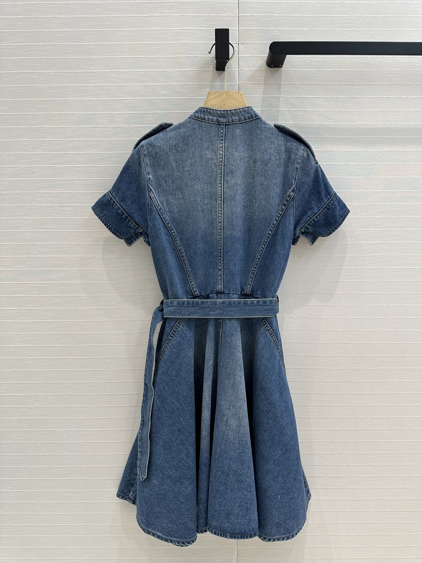 “Stylish Women’s Outfits: Mcq25-Summer Cowboy Dress and Blue-Stone-Washed Jeans” - 图片 8