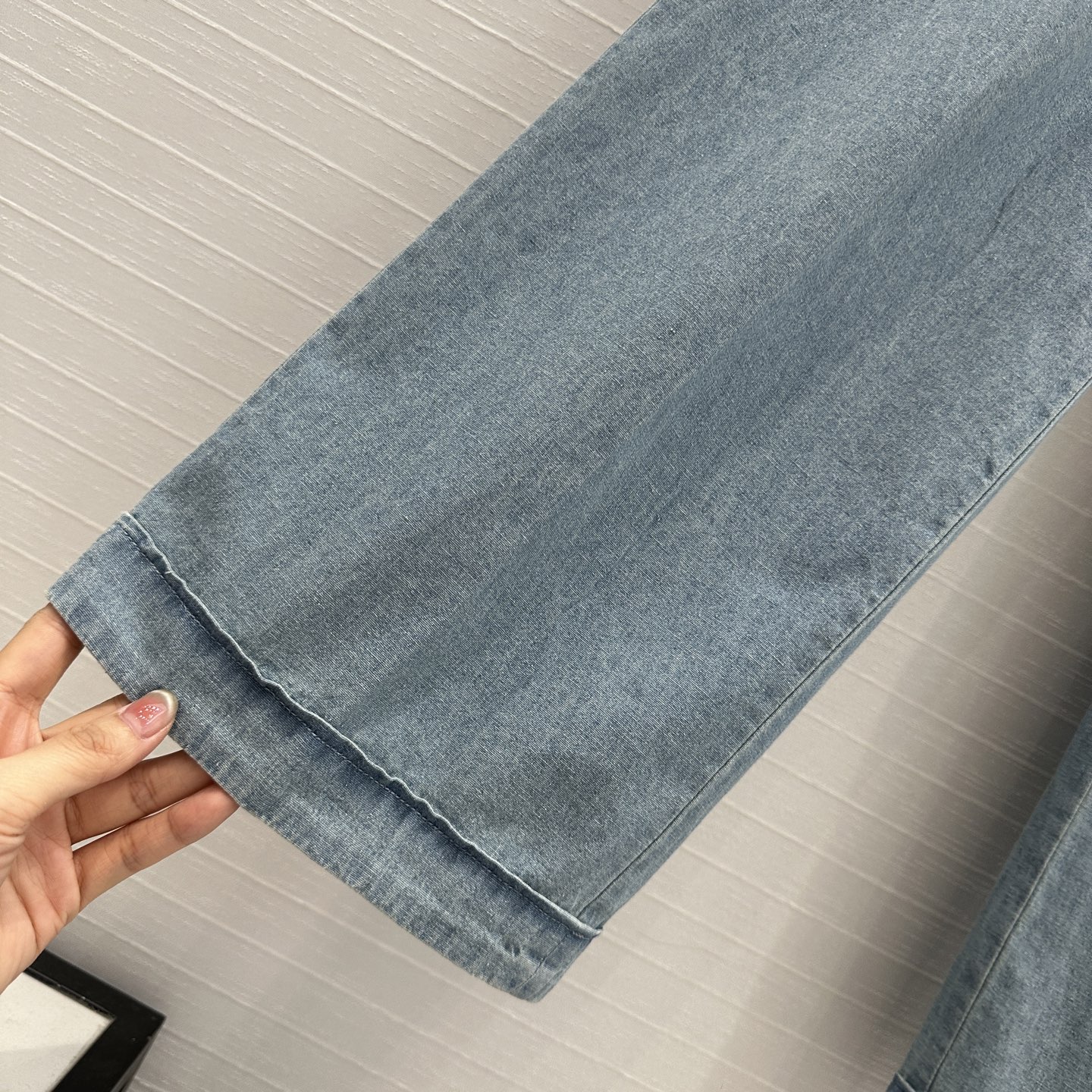 Quality Women’s Jeans: P690 Original Scavenging Design with Custom Blue-Washing Process - 图片 6