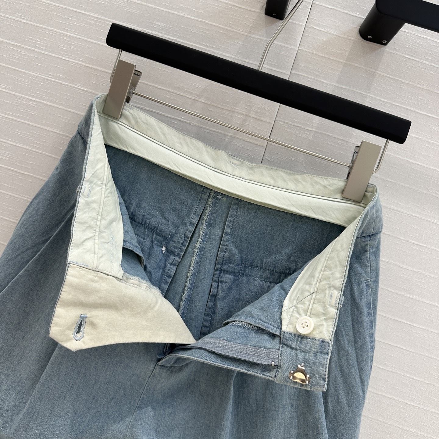 Quality Women’s Jeans: P690 Original Scavenging Design with Custom Blue-Washing Process - 图片 5