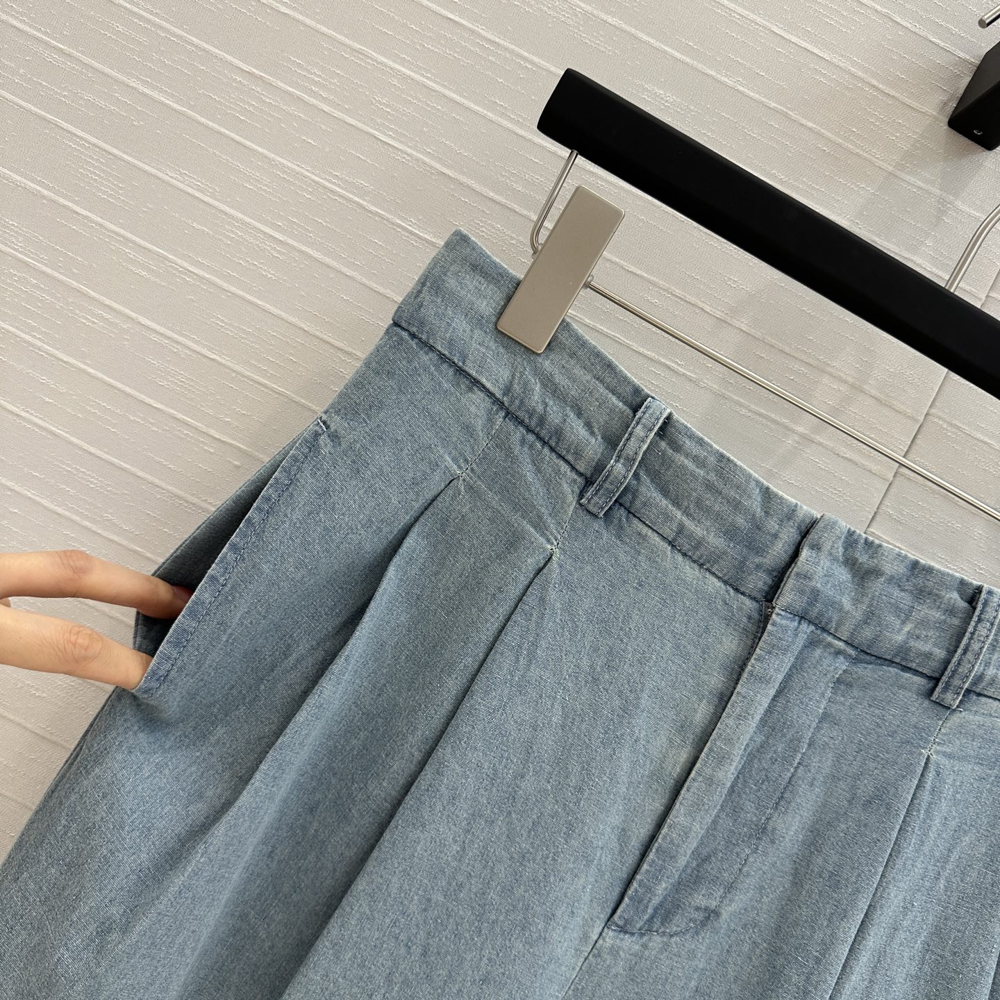 Quality Women’s Jeans: P690 Original Scavenging Design with Custom Blue-Washing Process - 图片 3