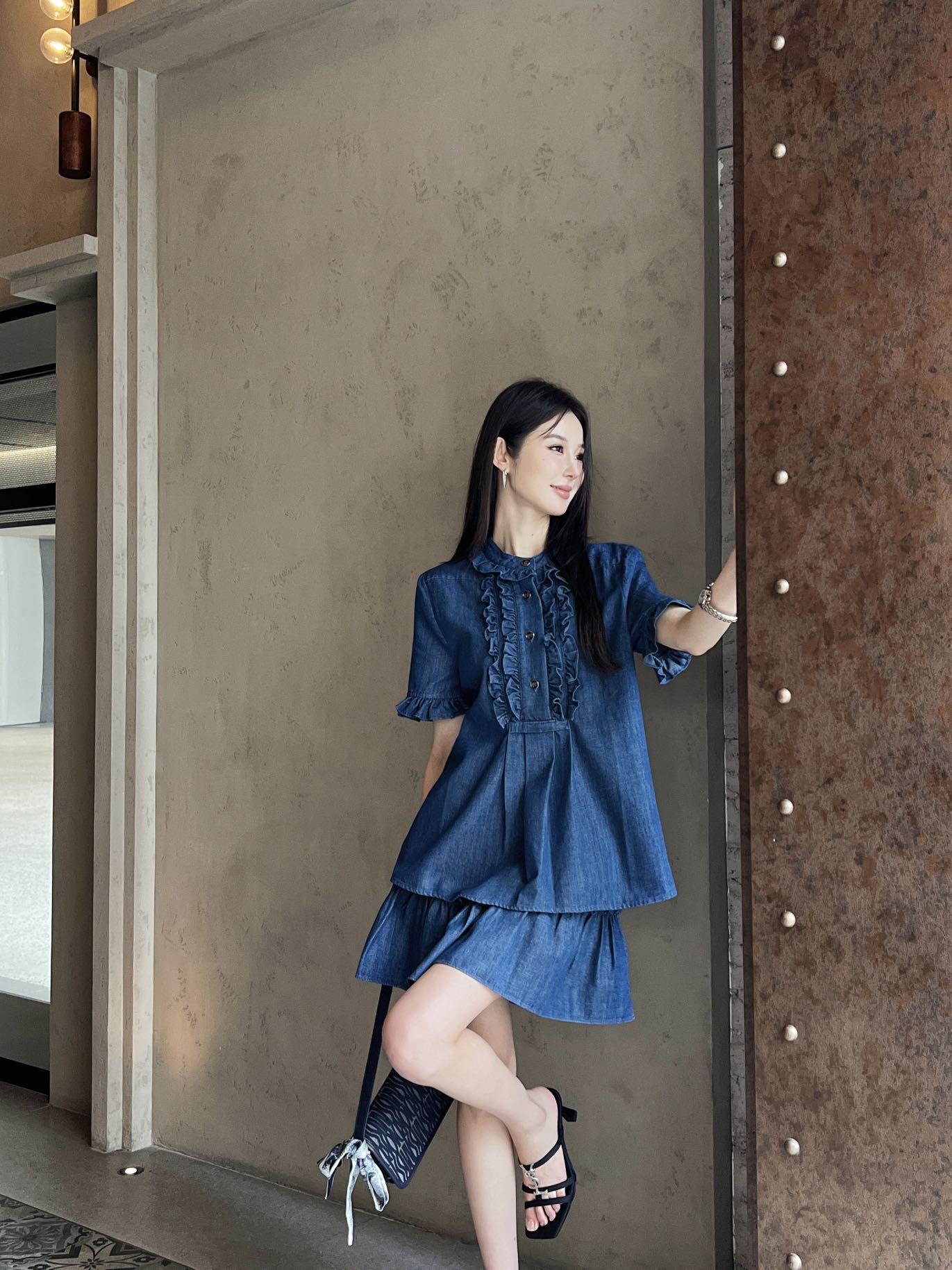 NO:335133,Model number D25051753 VALENTIN*O Warren Home New Fashion Age Reducing Denim Set!  The black fungus lace spliced ​​press-pleated slim short-sleeved top with ruffled edges spliced ​​high-waisted slim short skirt denim skirt!  Blue, (M size shoulder width 38, bust 102, sleeve length 22, garment length 64; waist 70, skirt length 44) hair, valentino, valentino, skirt, skirt 44) hair, T-shirt, alexander wang19860909款号D25051753 VALENTIN*O华伦家新款时尚减龄牛仔套装！木耳花边拼接压褶修身显瘦短袖上衣荷叶边拼接高腰显瘦短裙牛仔半身裙！蓝色,（M码肩宽38,胸围102,袖长22,衣长64；腰围70,裙长44）发,,valentino,valentino,skirts,T-shirt,alexander wang,Women's clothing