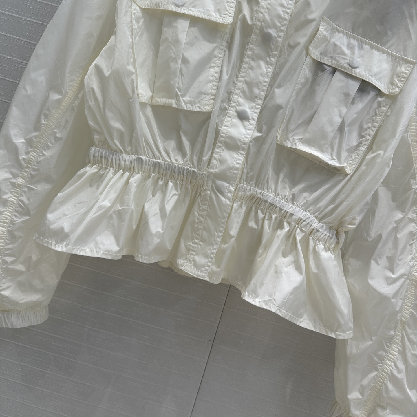 原单品质❤️MO*CL25春夏新品！防晒连帽收腰短外套！橡筋抽绳后束褶皱荷叶摆设计减龄少女风。版型百搭上