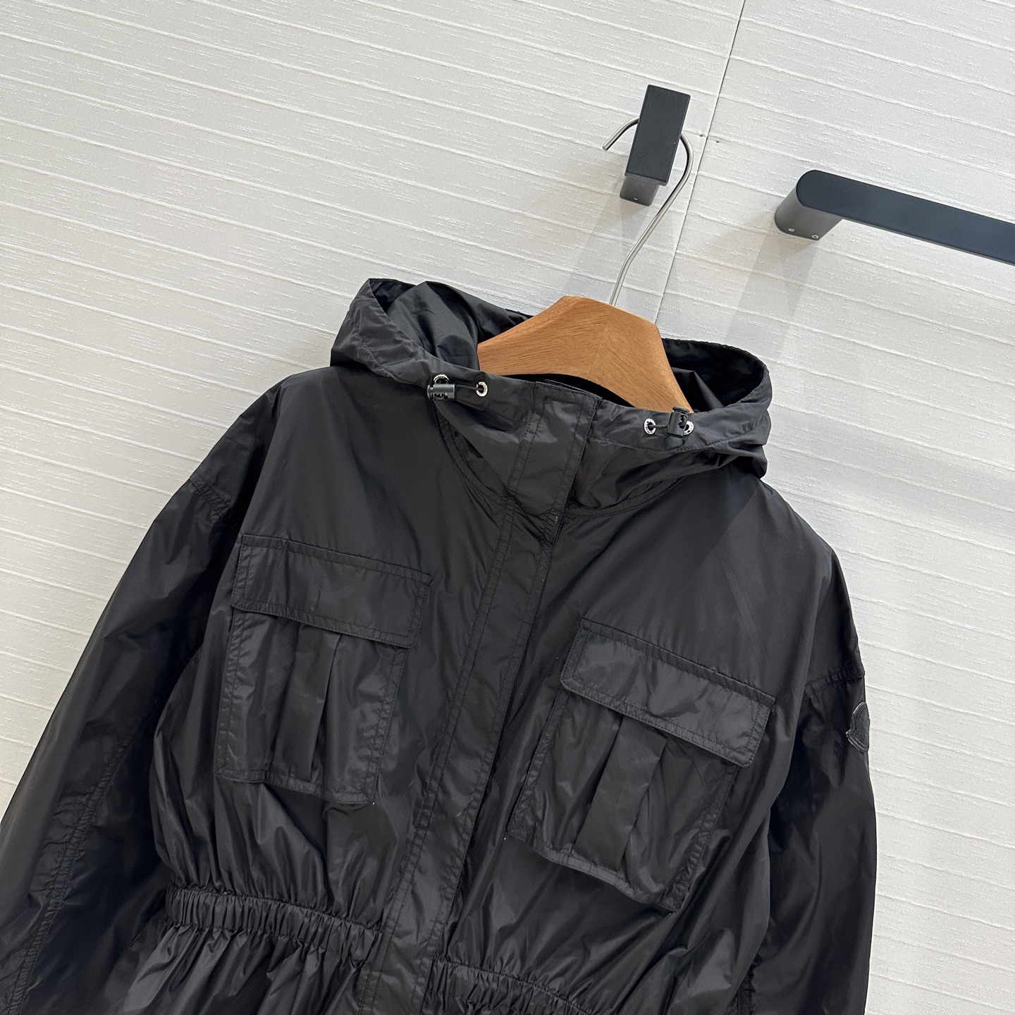 原单品质❤️MO*CL25春夏新品！防晒连帽收腰短外套！橡筋抽绳后束褶皱荷叶摆设计减龄少女风。版型百搭上