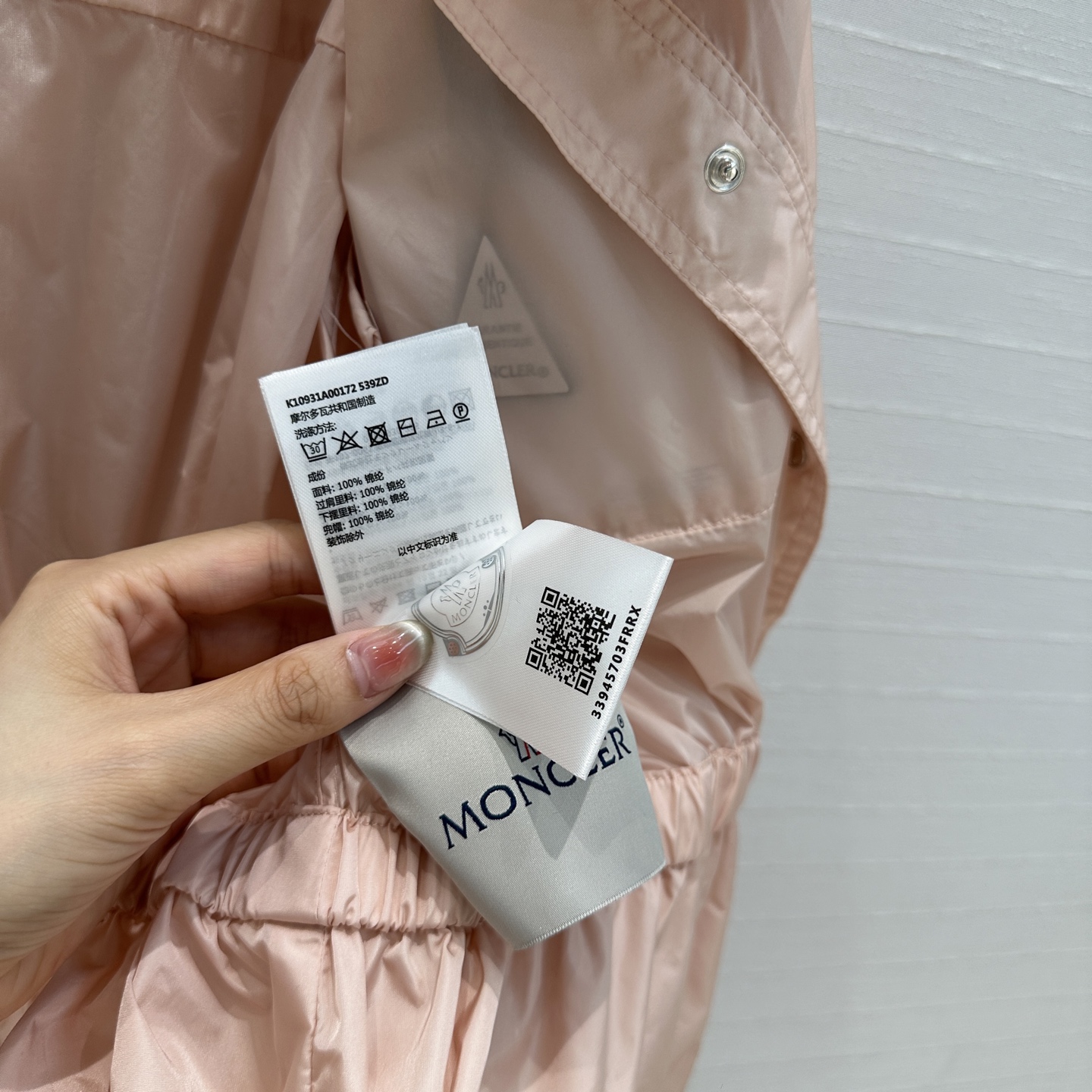 原单品质❤️MO*CL25春夏新品！防晒连帽收腰短外套！橡筋抽绳后束褶皱荷叶摆设计减龄少女风。版型百搭上
