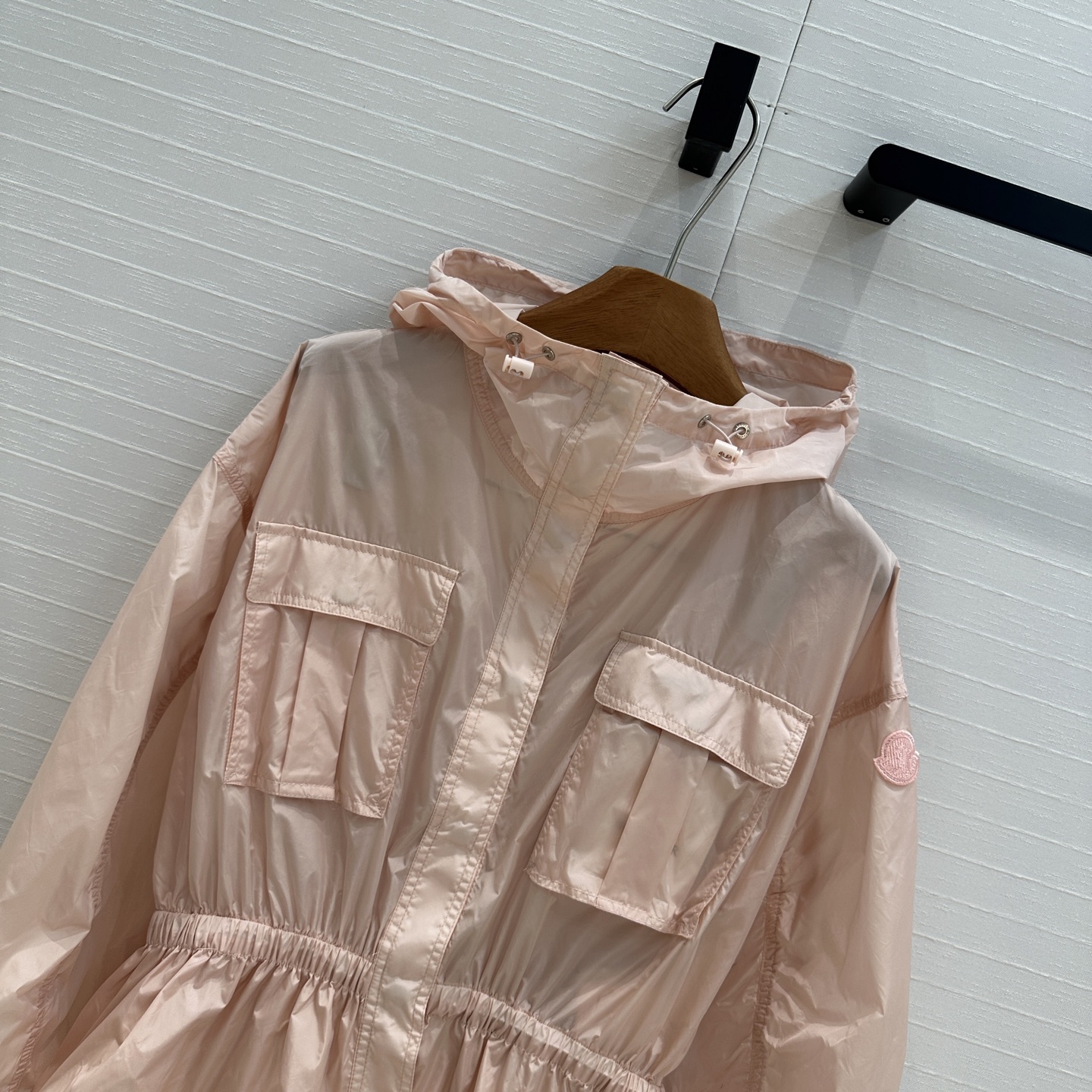 原单品质❤️MO*CL25春夏新品！防晒连帽收腰短外套！橡筋抽绳后束褶皱荷叶摆设计减龄少女风。版型百搭上
