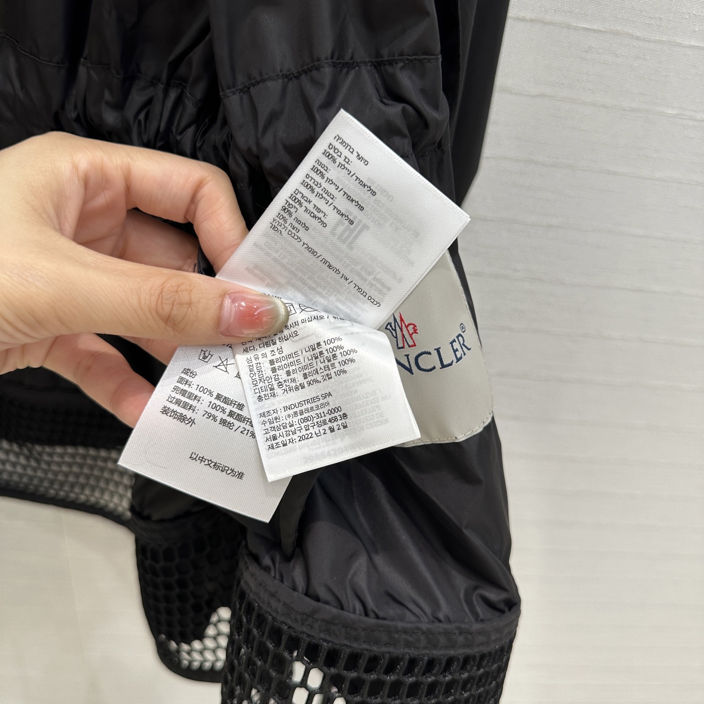 原单品质❤️MO*CL25春夏新品！下摆镂空拼接连帽轻薄外套！抽绳收腰设计减龄少女风。版型百搭上身显瘦又