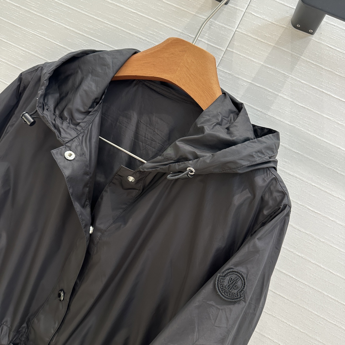原单品质❤️MO*CL25春夏新品！下摆镂空拼接连帽轻薄外套！抽绳收腰设计减龄少女风。版型百搭上身显瘦又