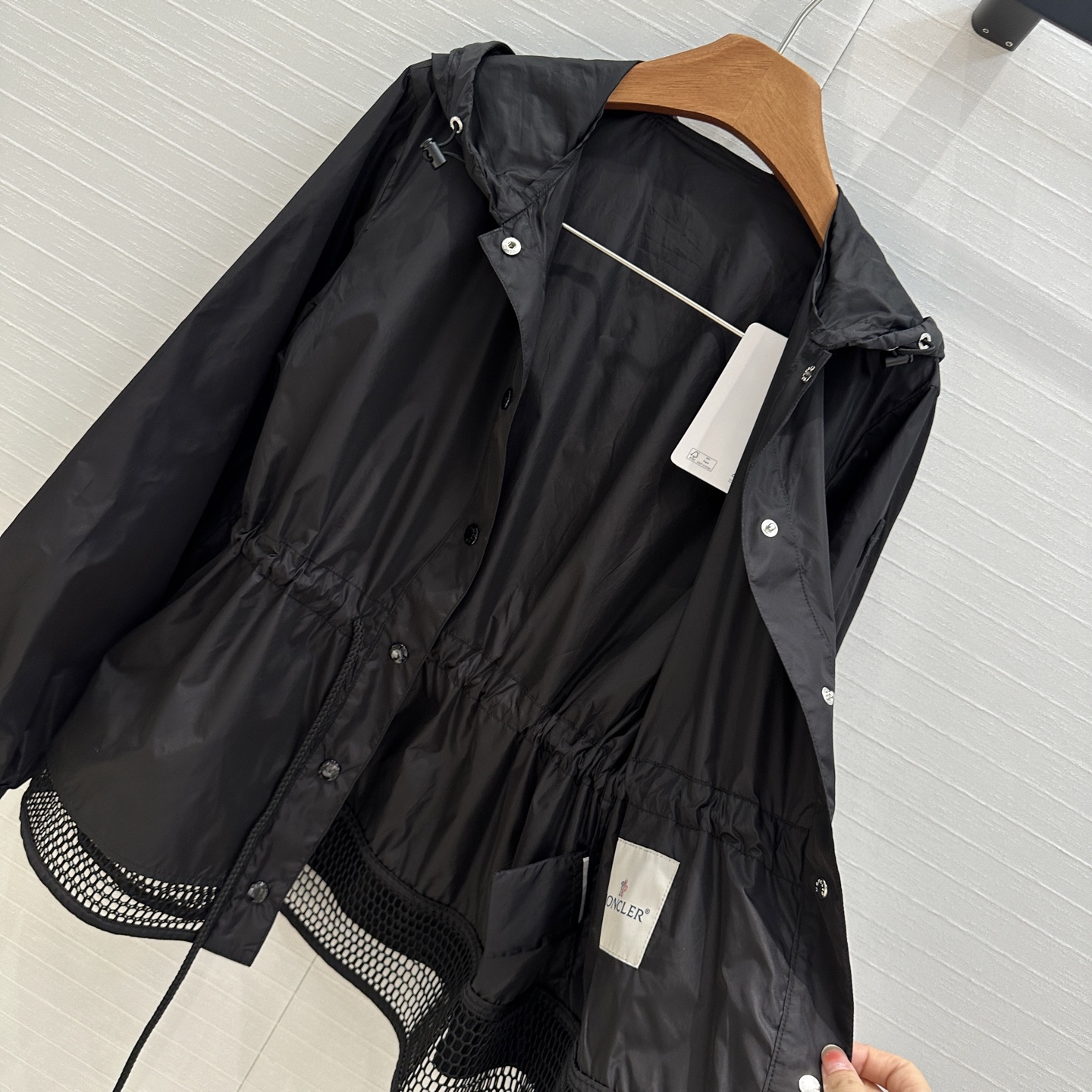 原单品质❤️MO*CL25春夏新品！下摆镂空拼接连帽轻薄外套！抽绳收腰设计减龄少女风。版型百搭上身显瘦又