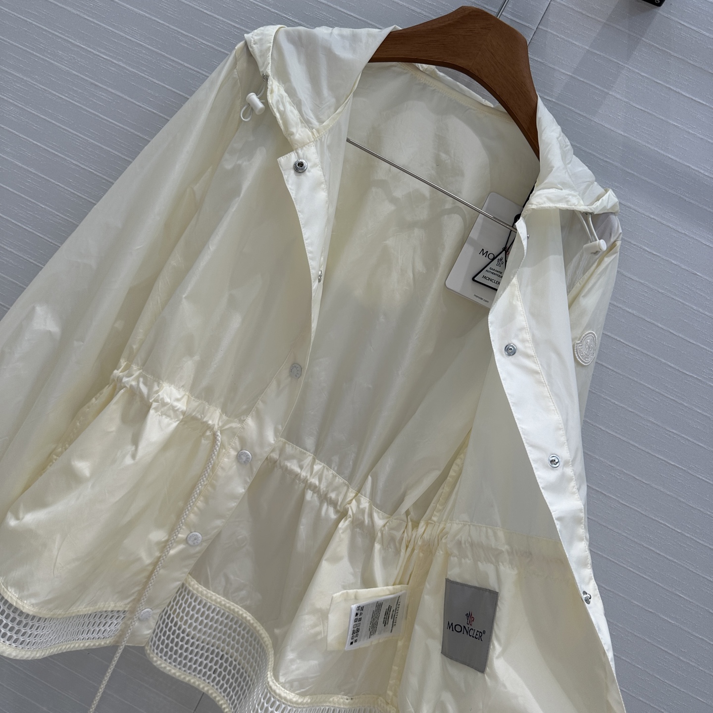 原单品质❤️MO*CL25春夏新品！下摆镂空拼接连帽轻薄外套！抽绳收腰设计减龄少女风。版型百搭上身显瘦又