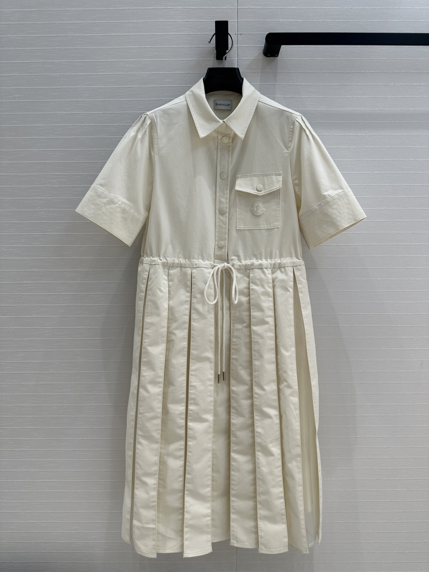 NO:330575,Original single ruthless women's clothing, with packaging, highly recommended Mon*25 spring and summer new product. Pinched short-sleeved lining dress temperament shirt collar, high-waist drawstring design pleated Organya waist style upper body casual and elegant. Agile girlish style must be included in this season!  The quality of cotton fabric depends on the details, two colors are 1-2-3. Open in stock!  Start quickly!  Size 1, shoulder width 37, bust 90, skirt length 107., skirt, T-shirt, alexander wang19860909原单狠货女装 配包装 强烈推荐Mon*25春夏新品.捏褶短袖衬式连衣裙气质衬衣领 高腰抽绳设计百褶欧根纱拼接收腰版型上身休闲优雅.灵动少女风本季必入百搭单品！棉质面料做工品质看细节,两色1-2-3码.现货开抢！下手要快！1码,肩宽37,胸围90,裙长107.,,skirts,T-shirt,alexander wang,Women's clothing